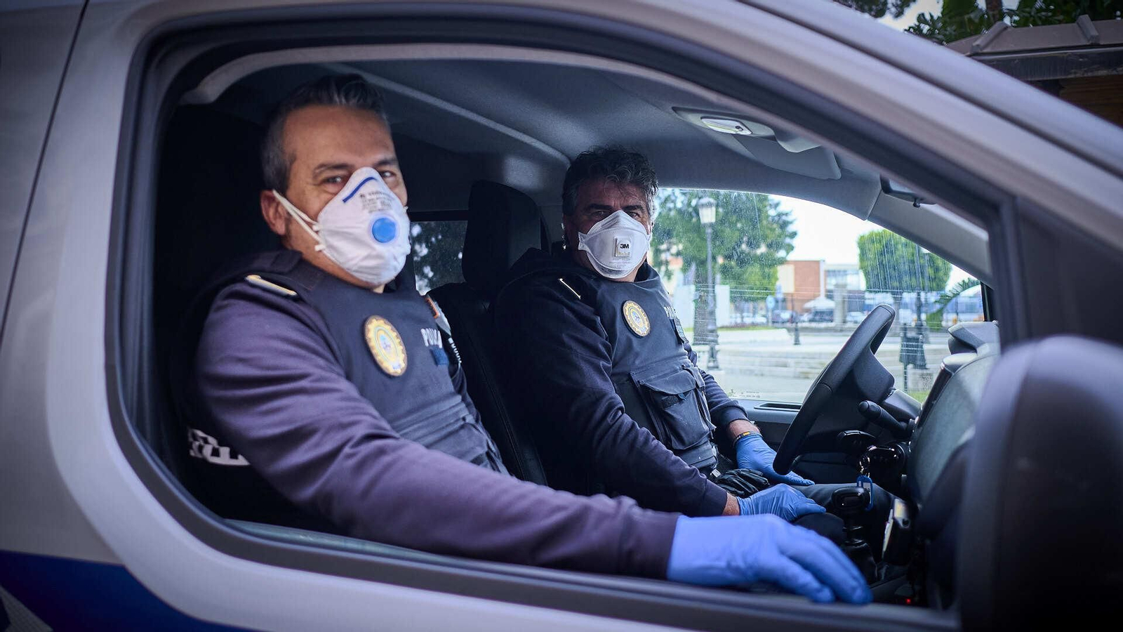 Dos policías locales a bordo de un patrullero