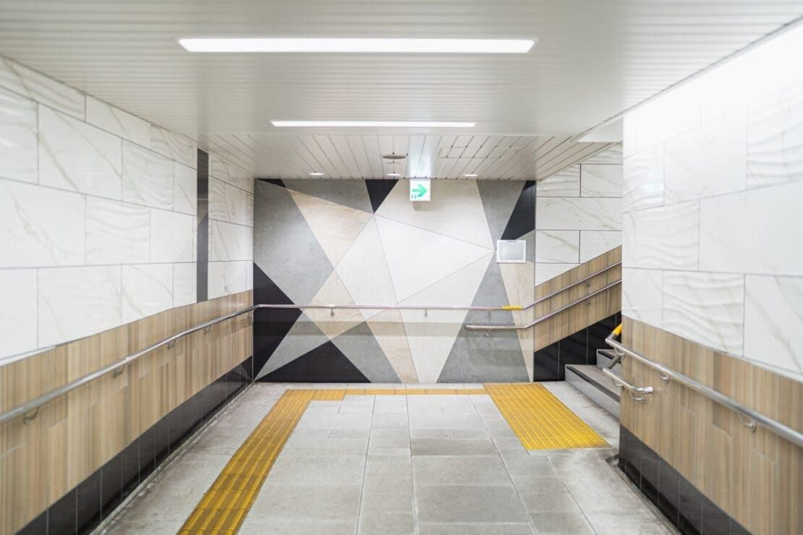 PREMIO INTERNACIONAL ASIA: Estación de Metro de Nagoya. Con una superficie de 1.800 m² en paredes y suelos, el proyecto de infraestructura pública diseñado por Ichikawa Michio Architects emplea Dekton en distintos colores —Helena, Keranium, Taga, Arga, Spectra, Lunar, Halo y Kreta— seleccionados por su rendimiento y valor estético.