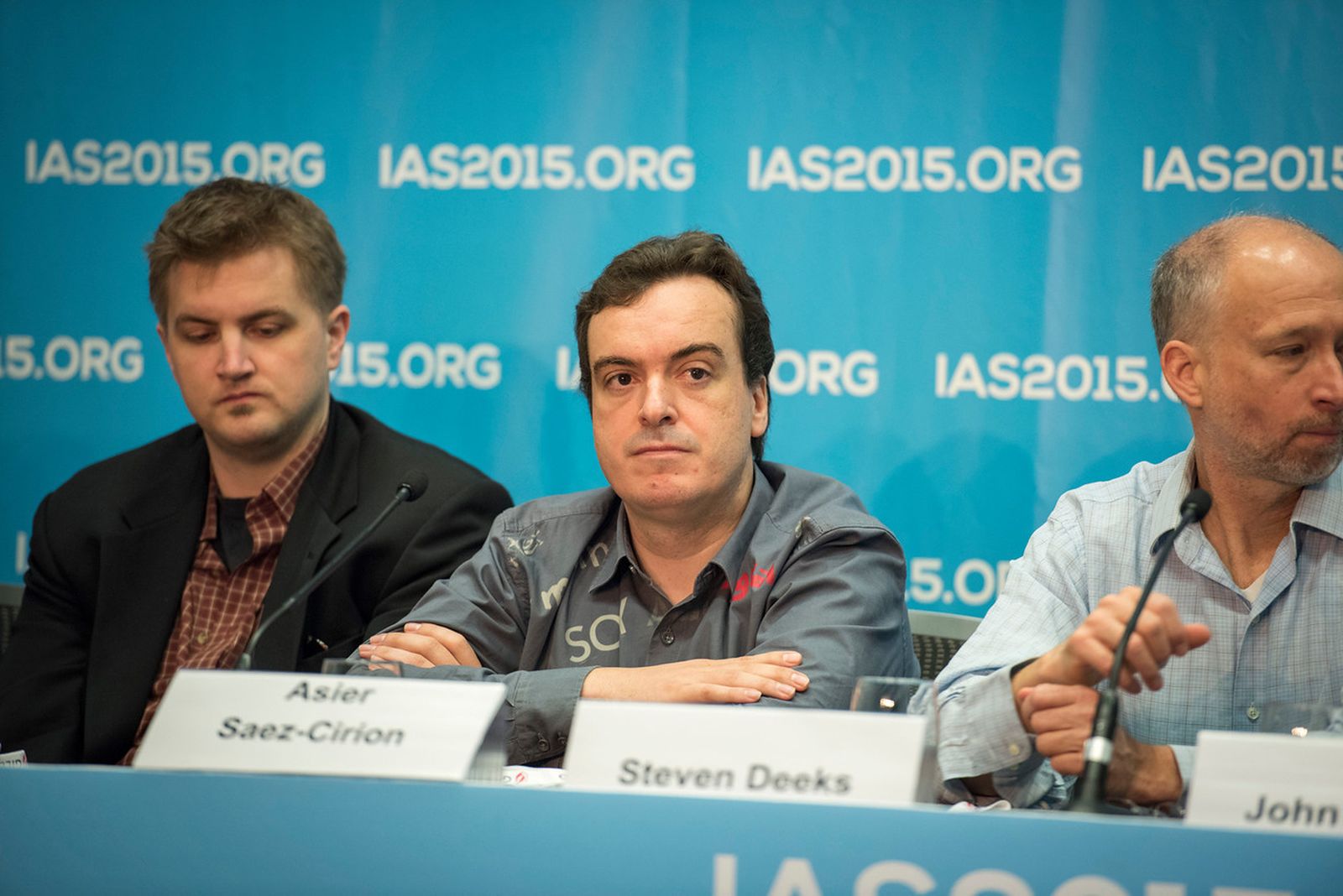 En el centro, Asier Saez, investigador principal, en la rueda de prensa anterior.