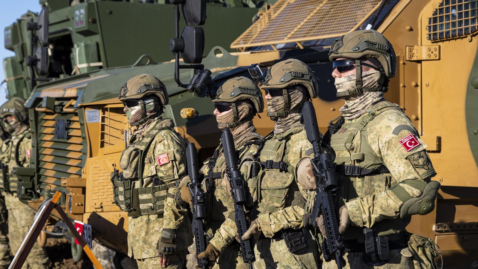 Las imágenes del gran desembarco de la OTAN en Barbate: aviones 'Harrier', helicópteros, lanchas e infantes de Marina asaltan la playa del Retín