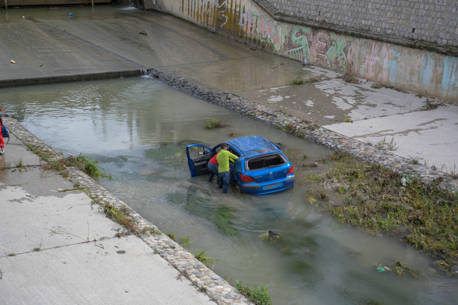 Fotos: Las mejores imágenes del simulacro de rescate de un coche accidentado en el río Genil de Granada