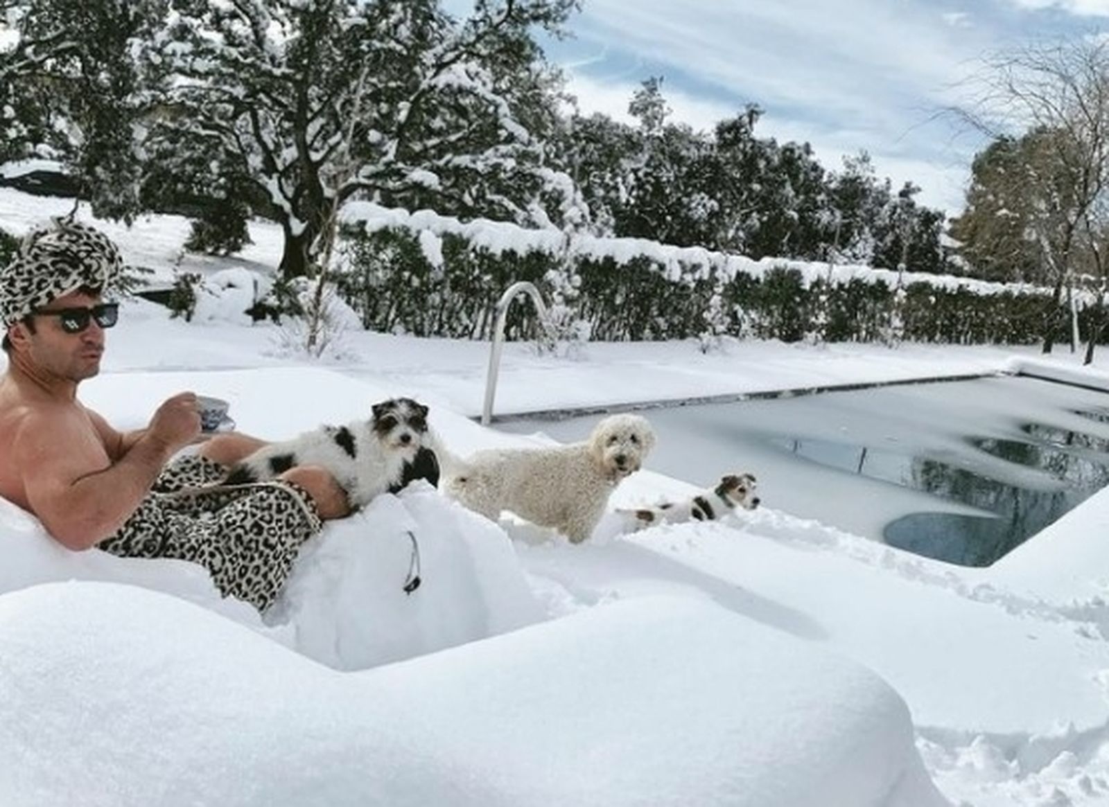 Arturo Valls disfrutando de su piscina invernal, con mascotas y una taza de té
