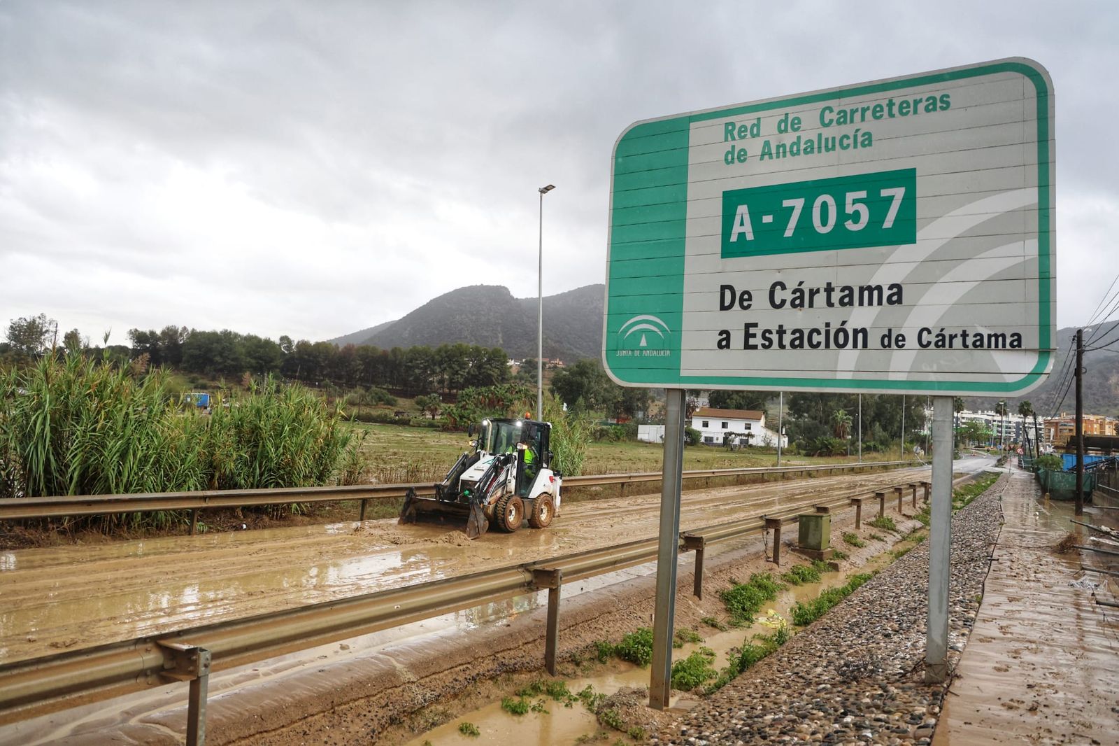 Carretera de Cártama cortada por el desbordamiendo del río Guadalhorce