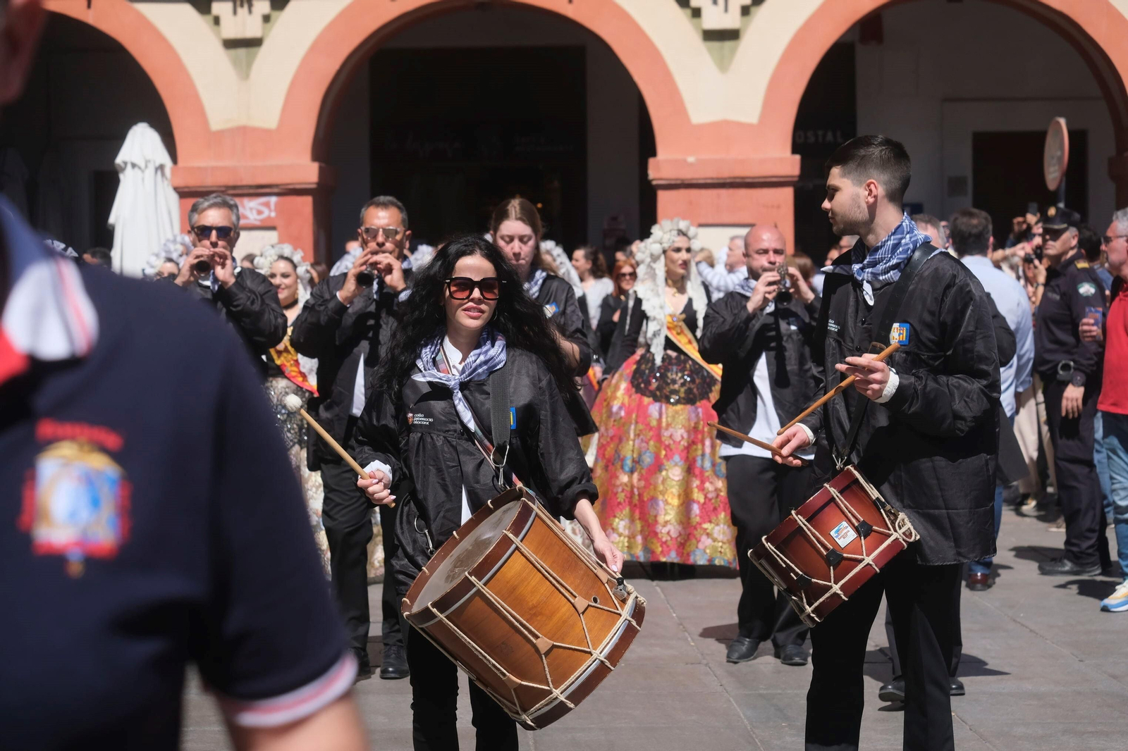 La 'máscletá' y el desfile de 'belleses' alicantinas celebrado en la plaza de la Corredera de Córdoba, en imágenes
