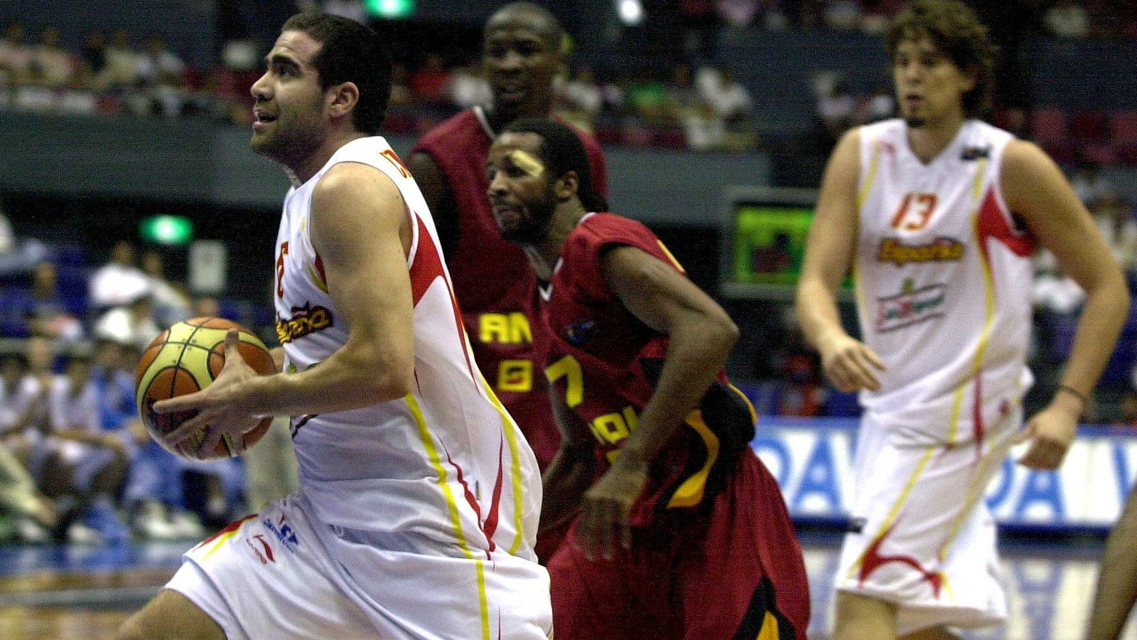 Carlos Cabezas entra a canasta en un partido del Mundial 2006.