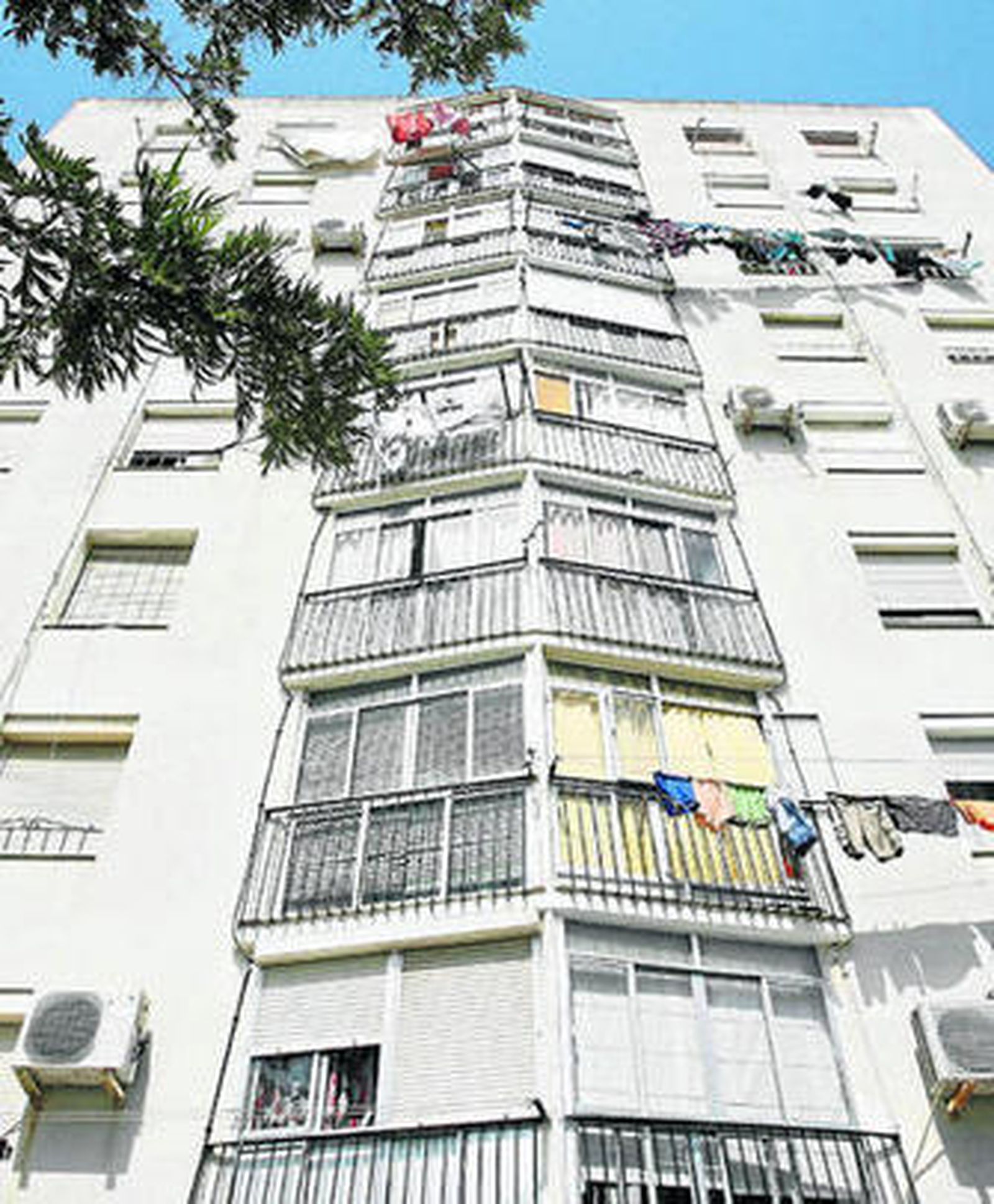 Un edificio de viviendas en la capital gaditana.