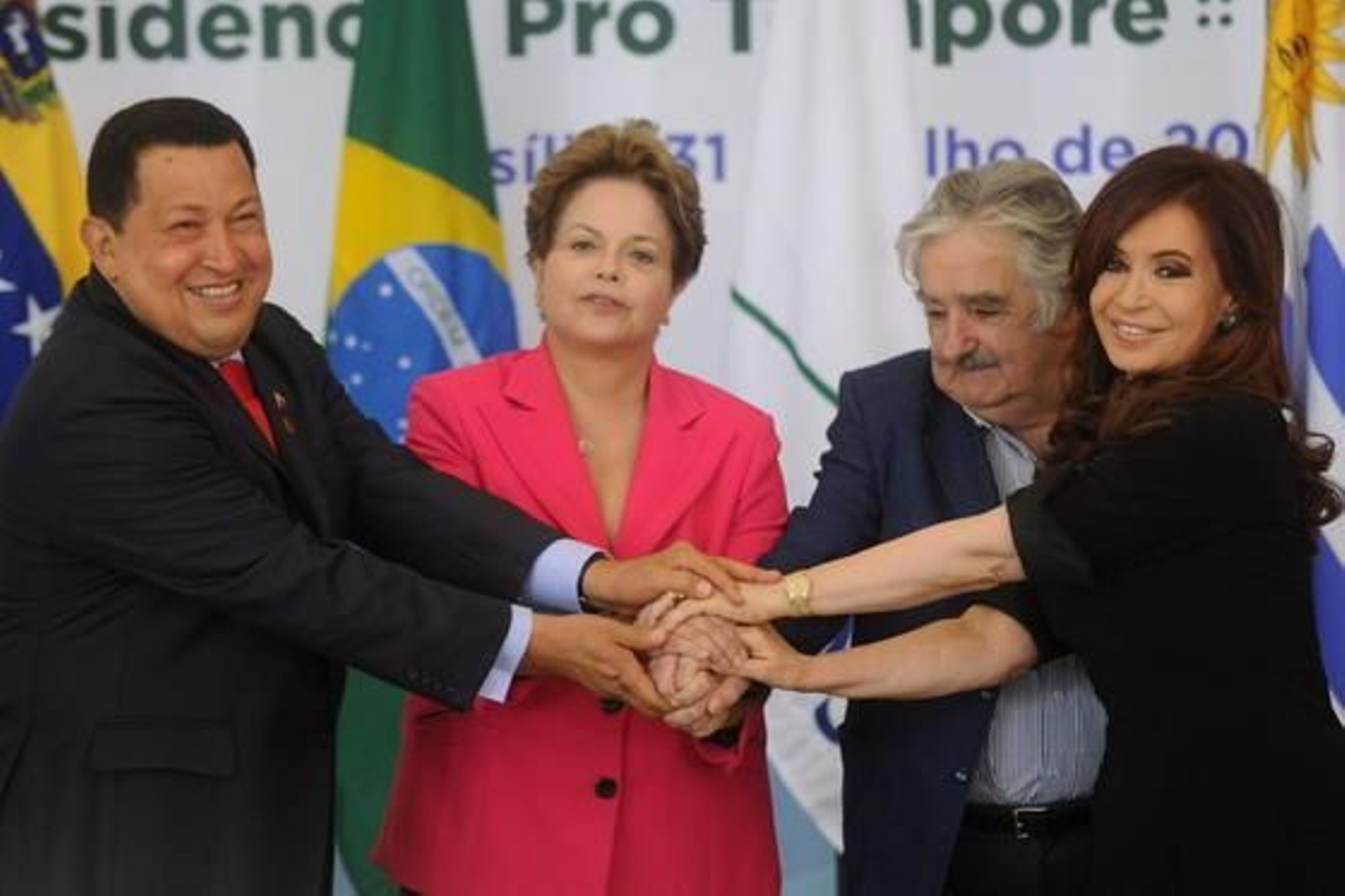 Uno de los últimos actos públicos de Chávez: en ella da la mano a Roussef, Mújica y Fernández.

Foto: EFE