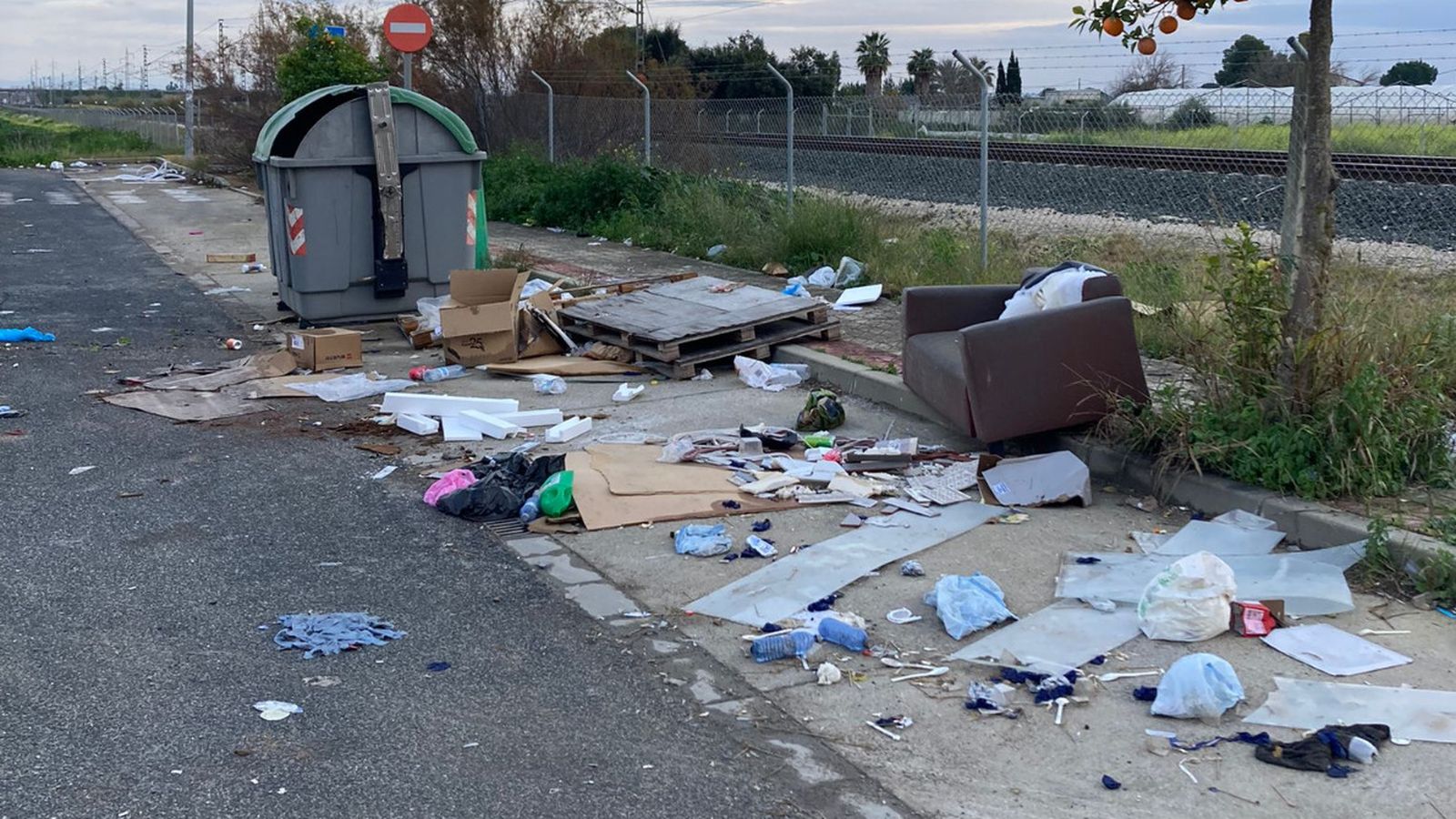 Otra imagen facilitada por el PSOE sobre la suciedad en Utrera.