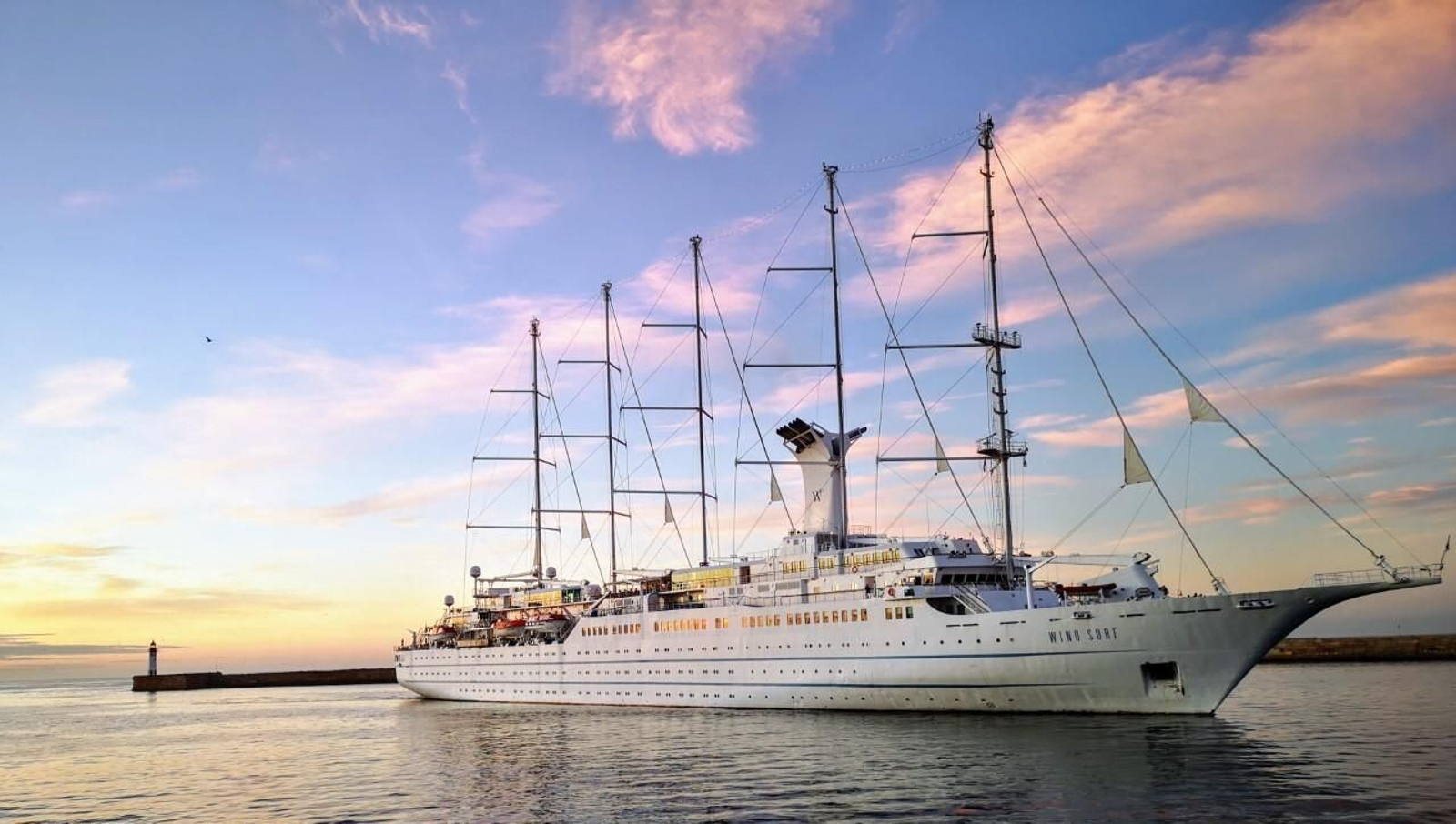 El crucero ‘Wind Surf’ en el puerto de Almería