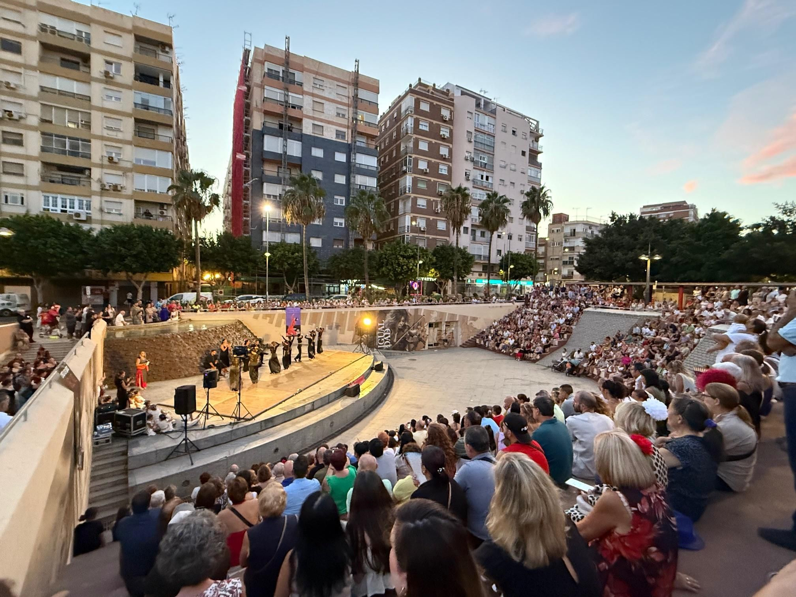 Actuación de alumnas de la Escuela de Chelo Ruiz en el Anfiteatro de la Rambla,
