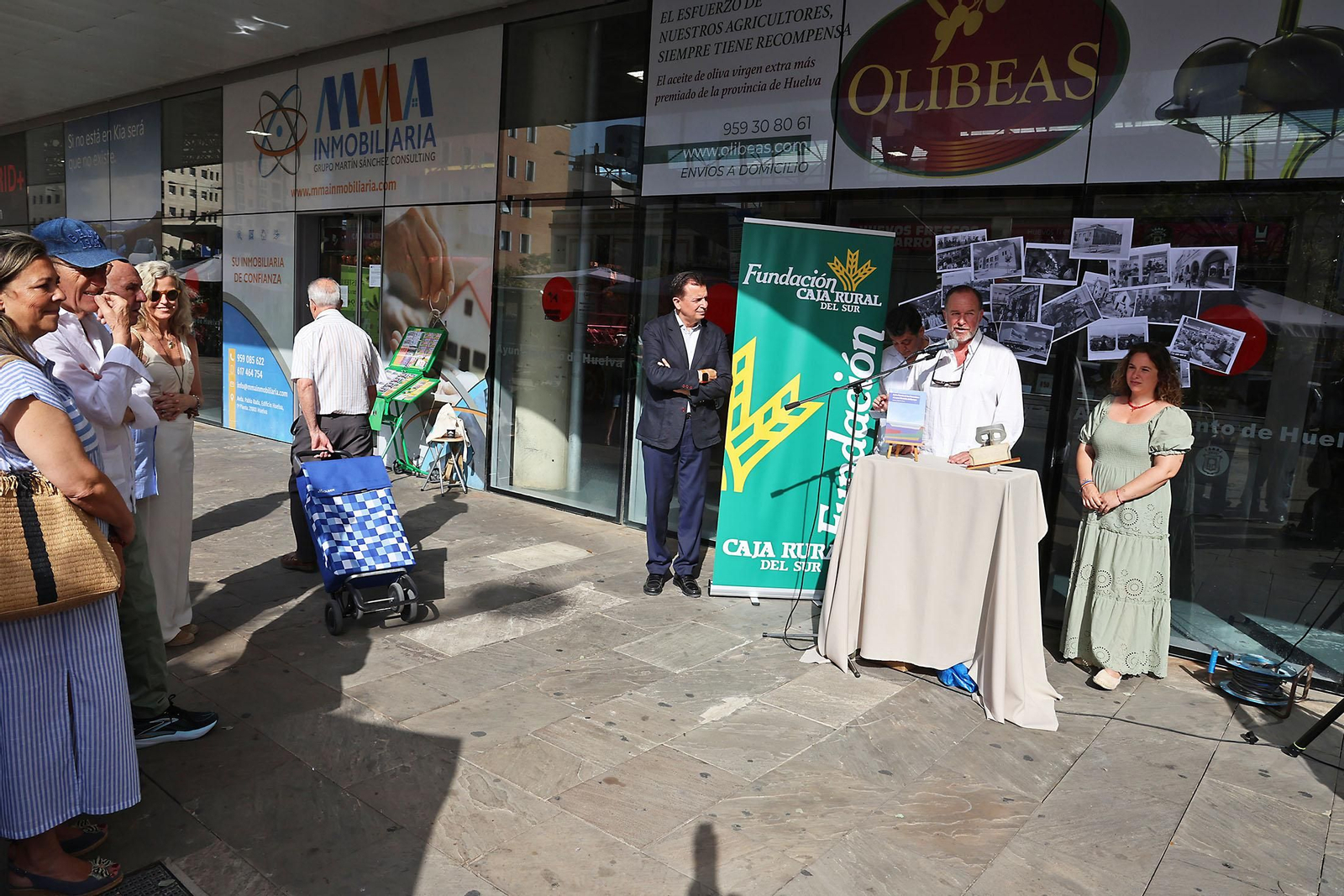 Imágenes de la presentación del libro de  Eduardo J. Sugrañes sobre la evolución de Huelva a través de sus mercados