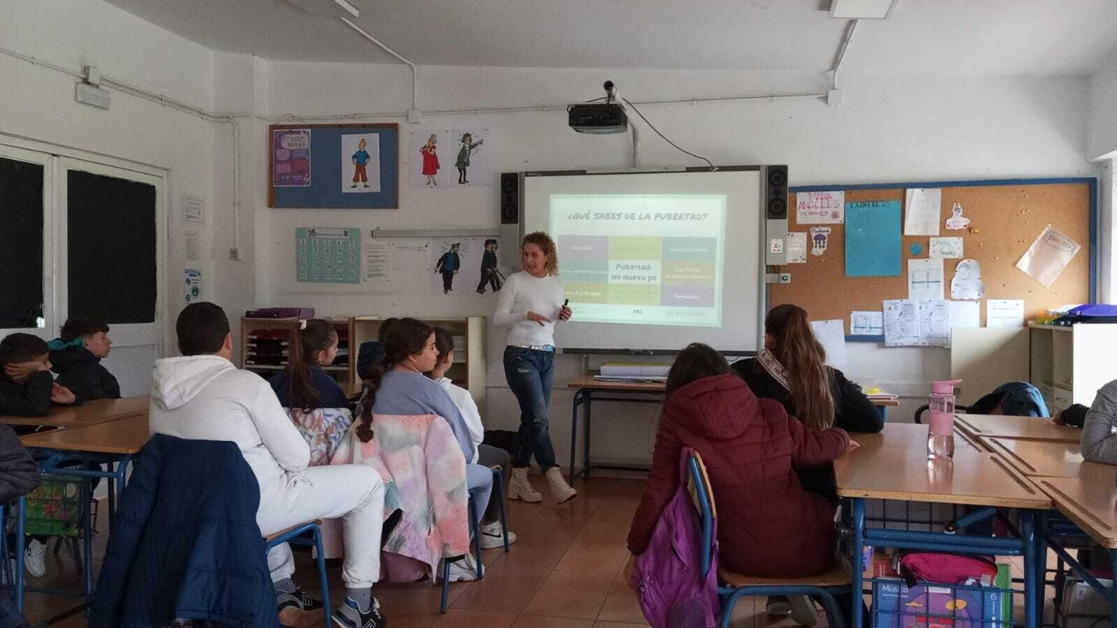 Una enfermera escolar en un colegio. Una enfermera escolar en un colegio.