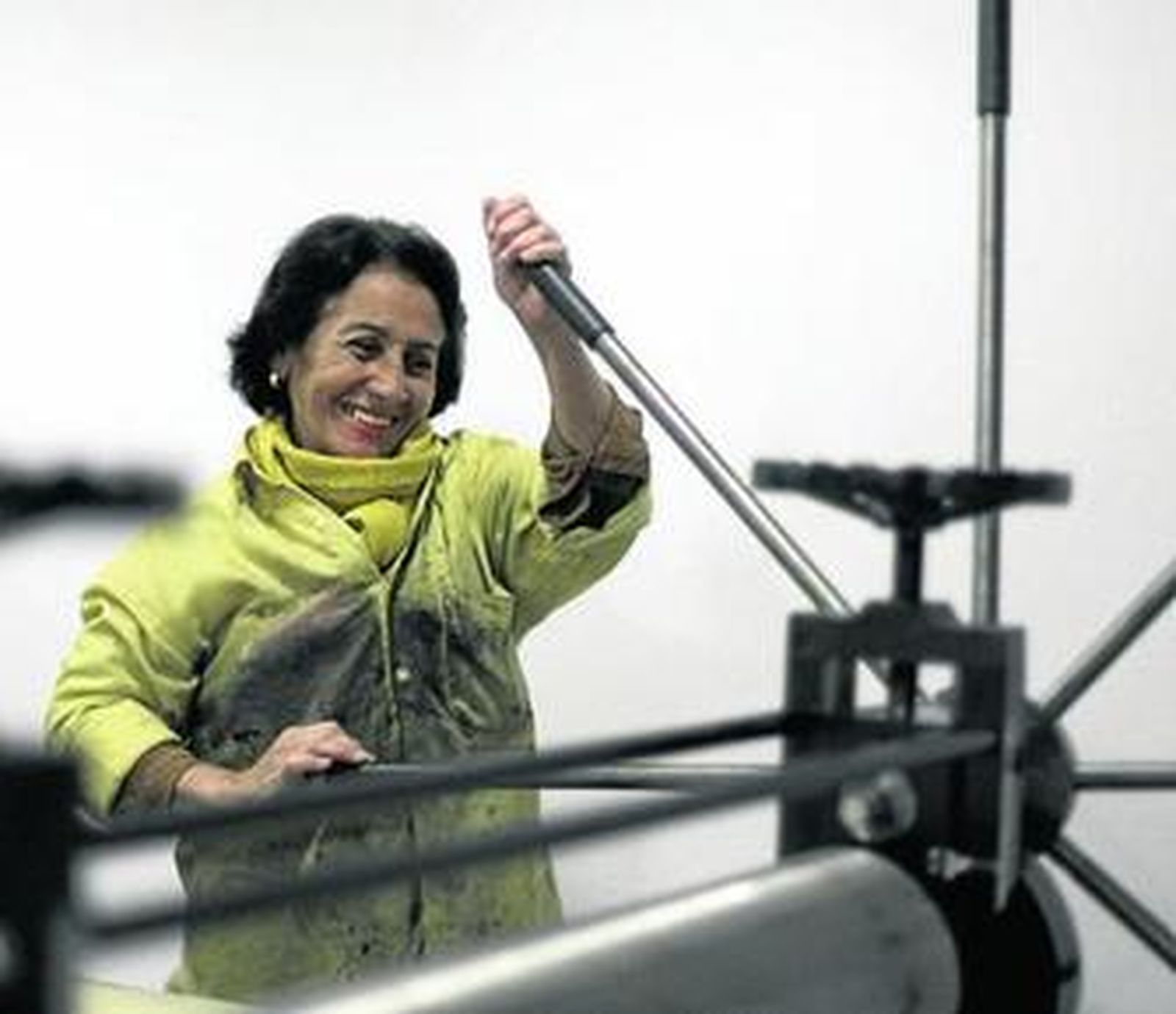 1. Cristina Quintero trabaja en el tórculo. 2. Uno de los grabados realizados por la artista sevillana de la Alameda de Hércules. 3. En el taller trabajando con uno de los inscritos al taller.