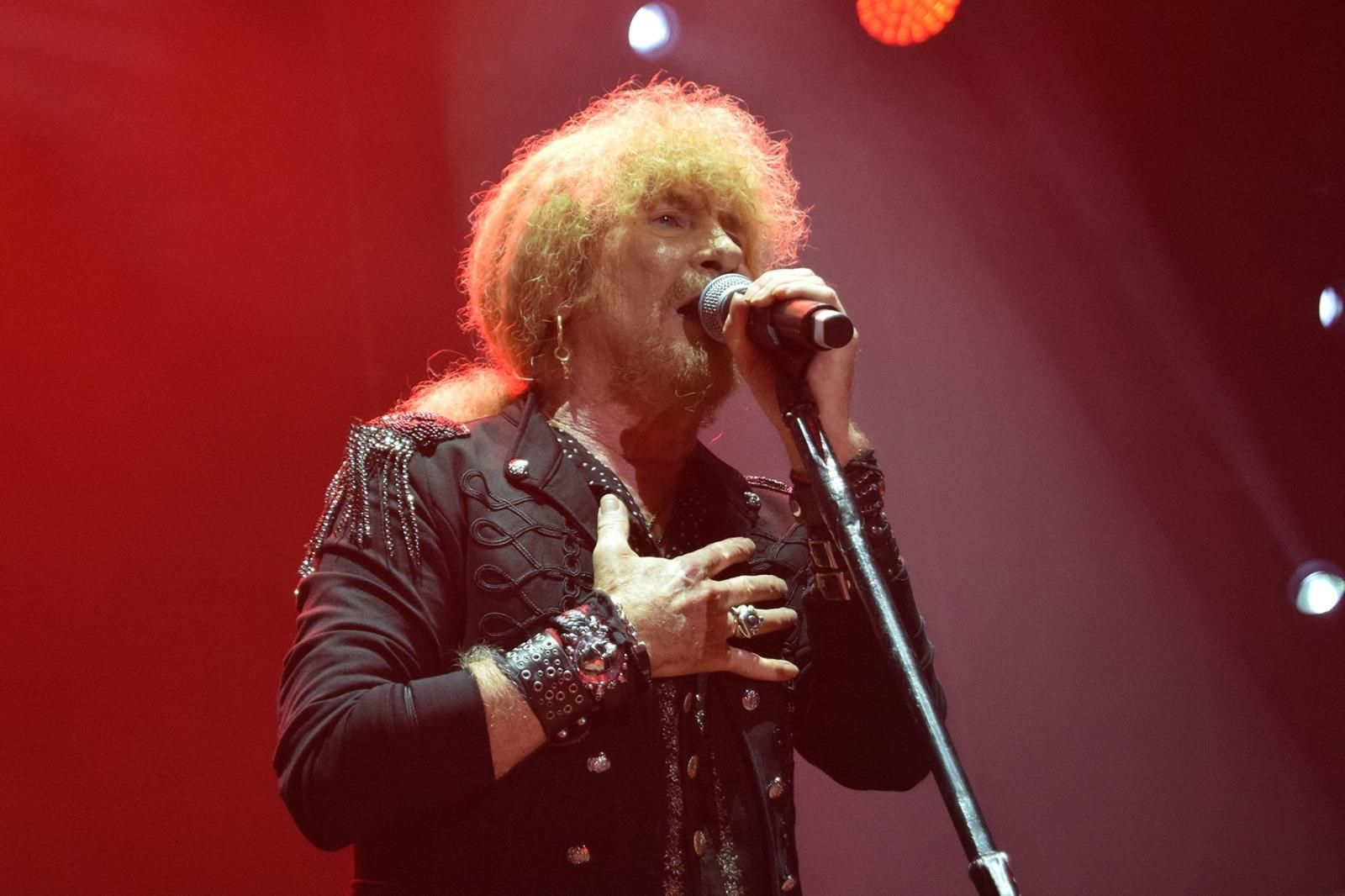Manuel Martínez, el vocalista de Medina Azahara, anoche en la Plaza de Toros de El Puerto.