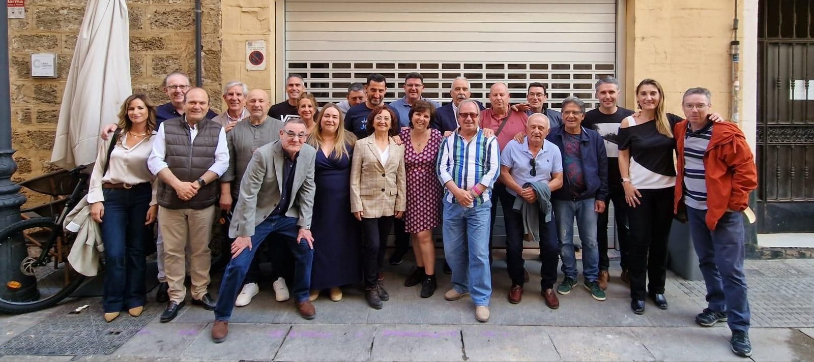 El homenajeado Miguel Bermúdez con José Ravina, Pilar Álvarez, Jorge Bailón, Pepe García, Tomás Díez, Paco Bancalero, Juan Cerdán y Agustín Valentín , entre otros, durante la comida de jubilación en la Taberna El Anteojo.