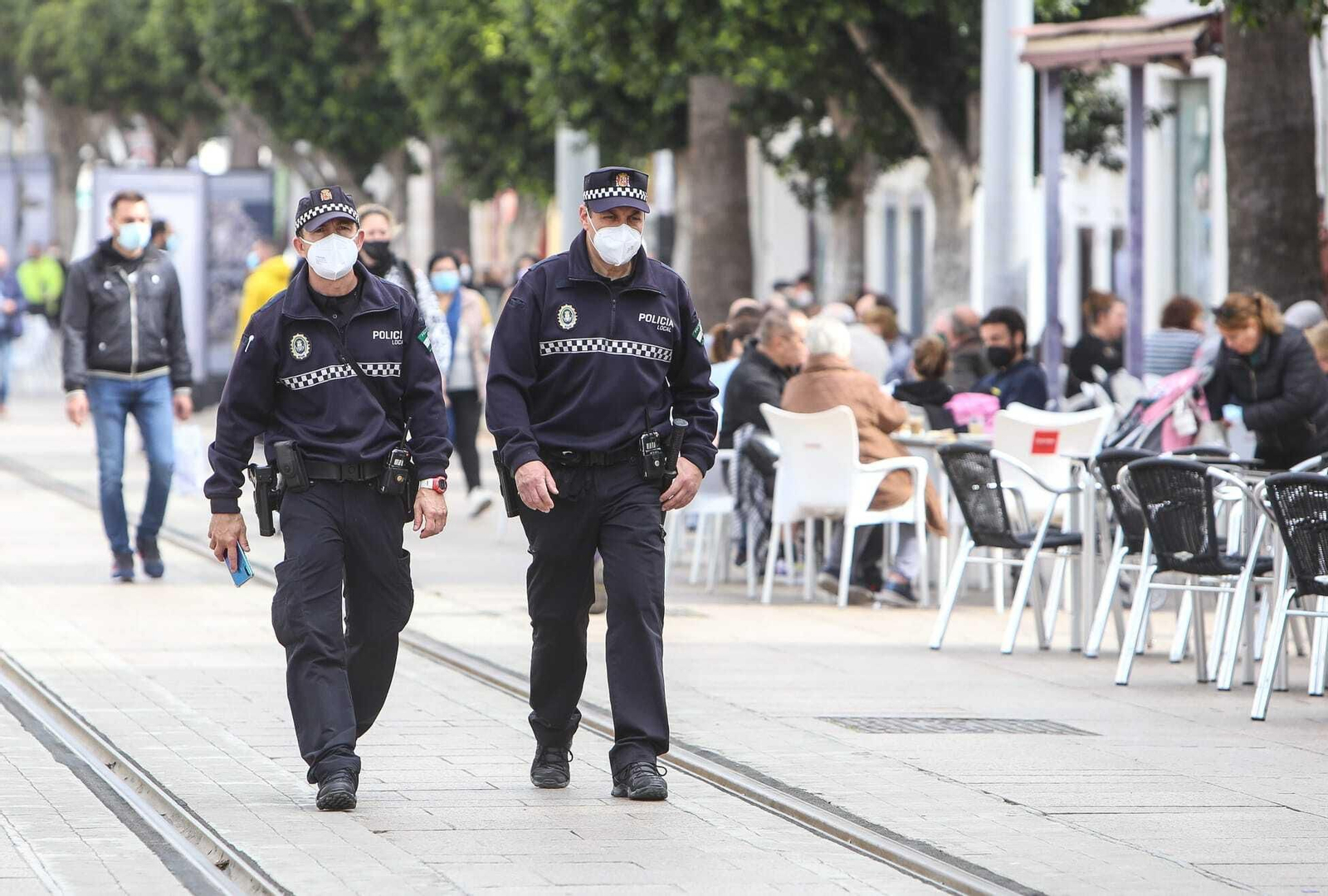 Una pareja de Policía Local por el centro de San Fernando.