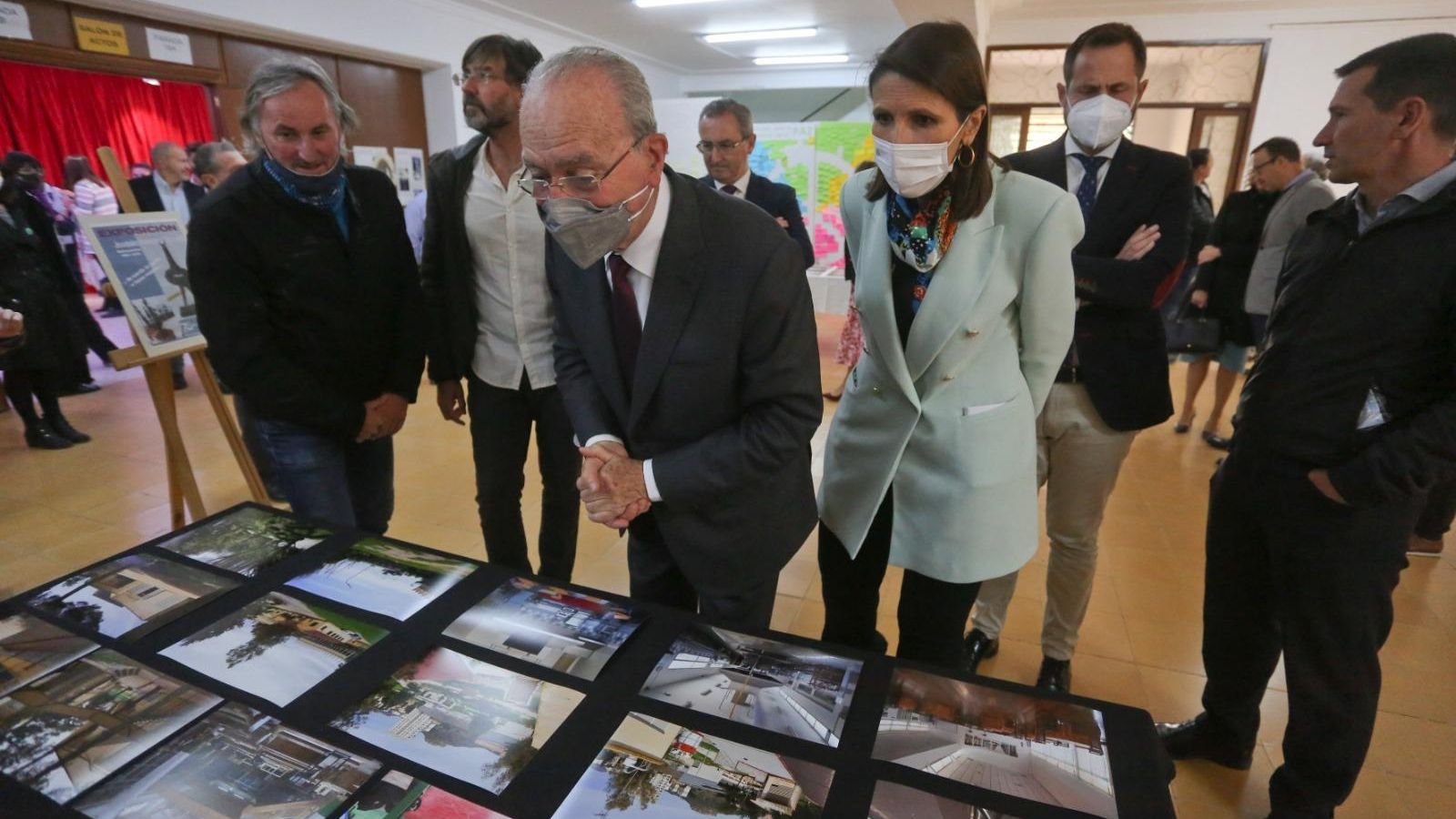 El alcalde de Málaga y la delegada de Educación en su visita al IES La Rosaleda.