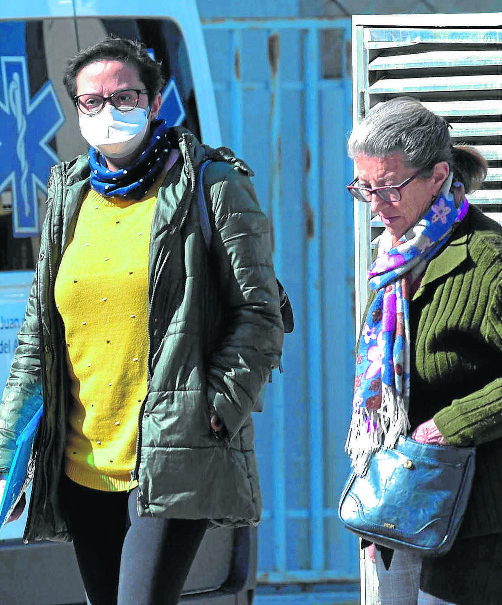 Una joven se protege con mascarilla, ayer en Sevilla.