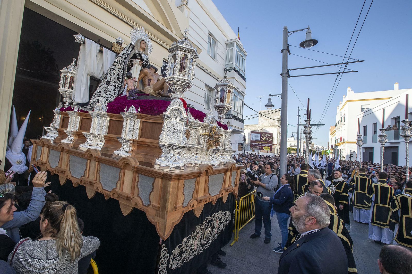 Caridad, imágenes de una brillante salida penitencial