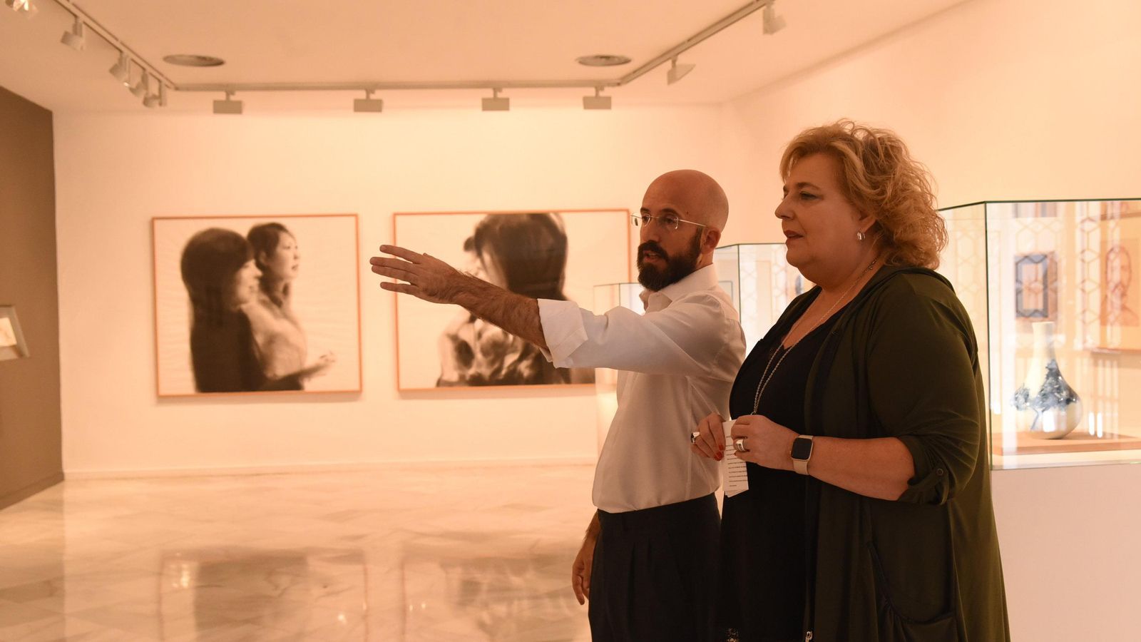 Paco Montañés junto a la diputada de Cultura en la inauguración de la muestra. Paco Montañés junto a la diputada de Cultura en la inauguración de la muestra.