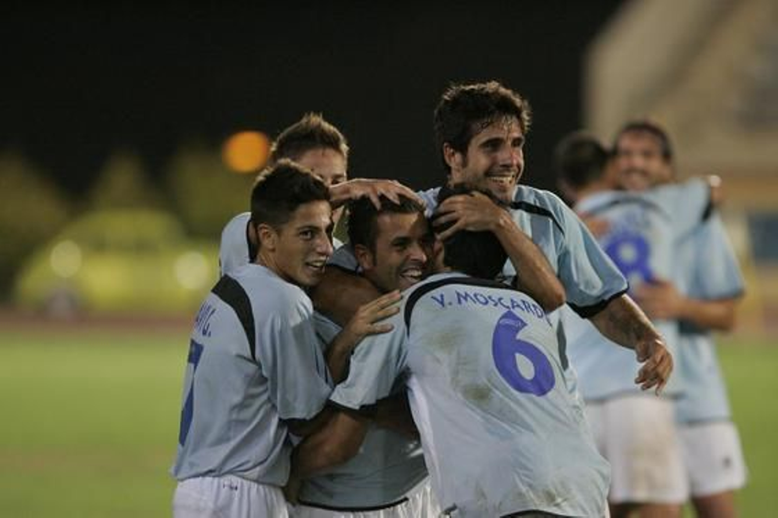 Los jugadores del Poli abrazan al centrocampista por su gol. 

Foto: Javier Alonso