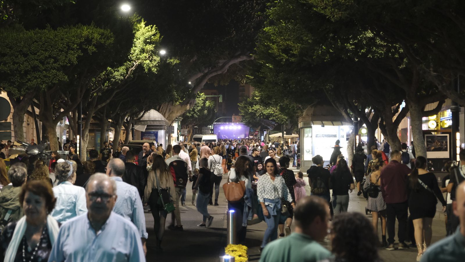 Las imágenes de la Noche en Negro en Almería, Halloween.