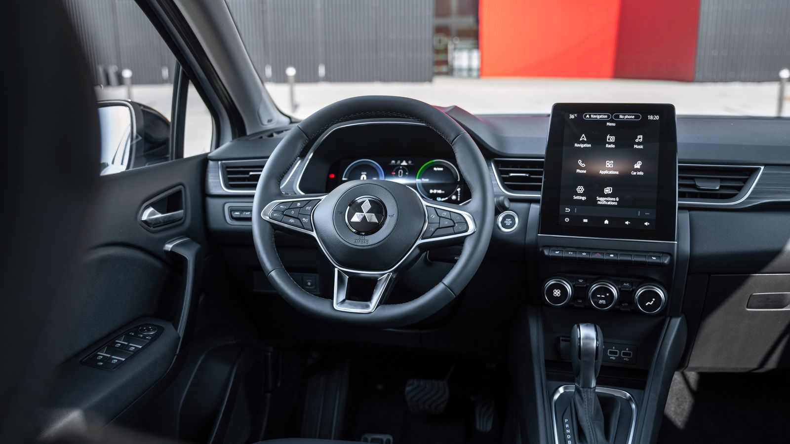 La pantalla vertical, de 12,2" tiene un interfaz muy similar al que emplea Renault. Para la instrumentación habrá tres diseños distintos, uno de ellos analógico y dos ya con pantalla.