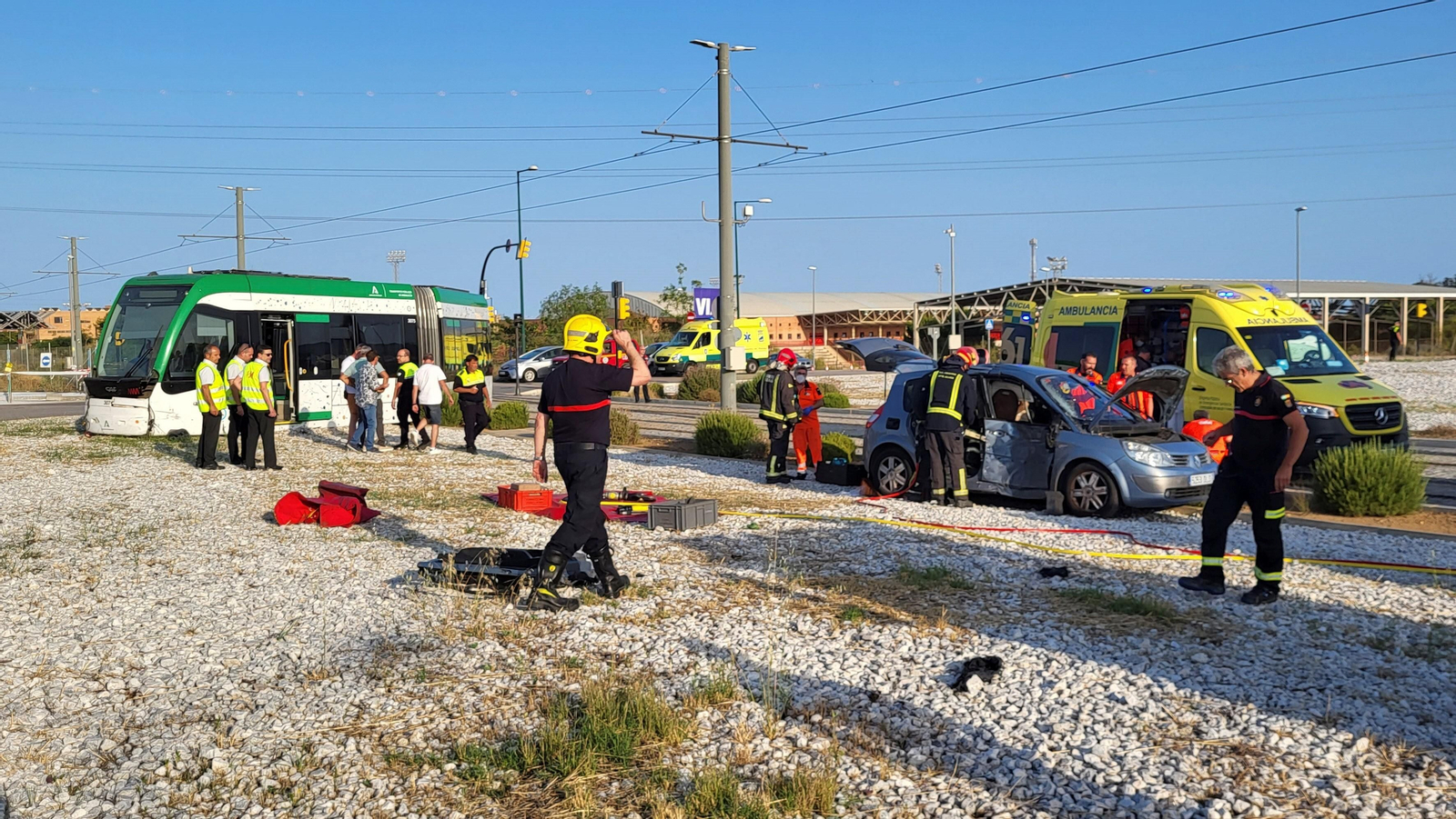 Las fotos del accidente entre el Metro de Málaga y un coche en El Cónsul