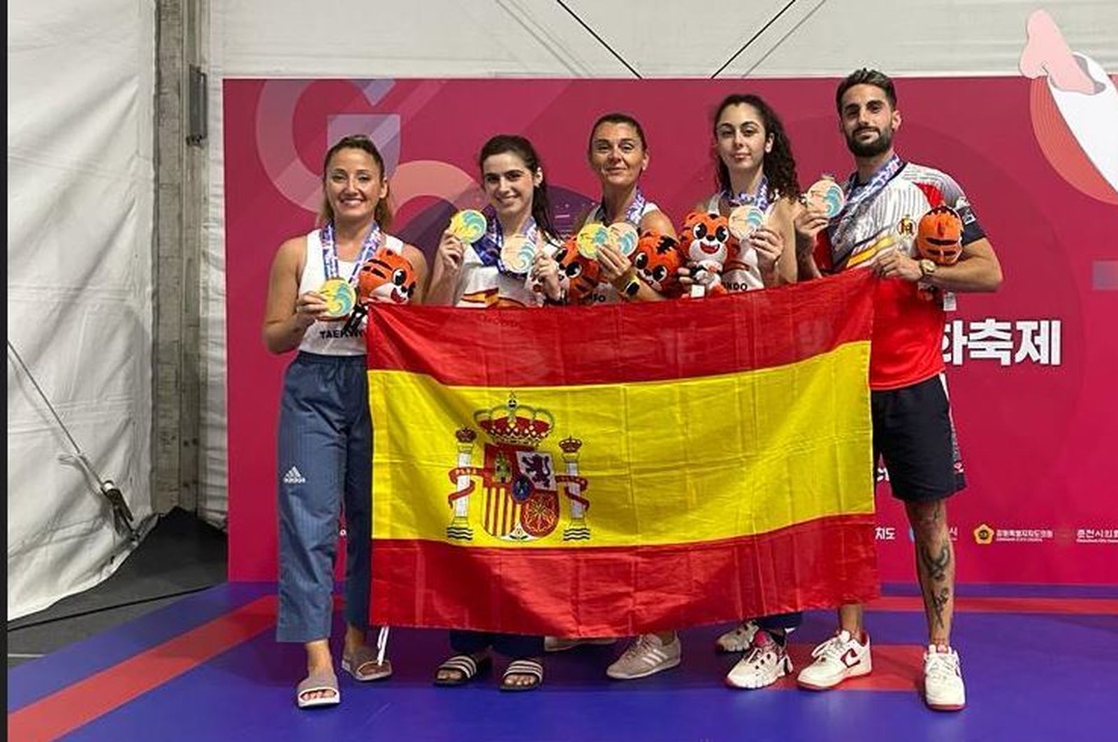 Los representantes del Seúl Gym y la sevillana Noelia Arenal, en Corea