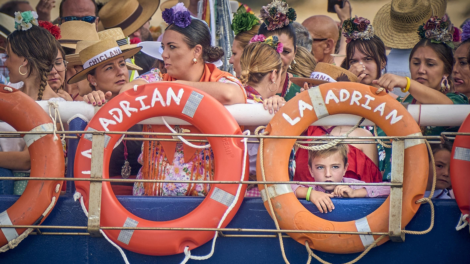 El embarque de las hermandes rocieras de Cádiz en Bajo de Guía