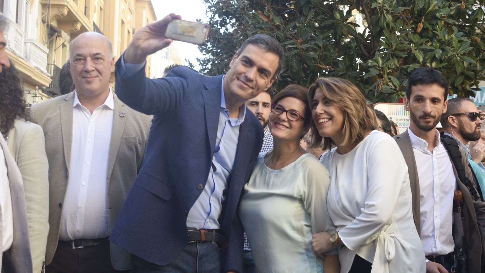 Pedro Sánchez se realiza un selfi junto a Susana Díaz en la calle Foro Romano.