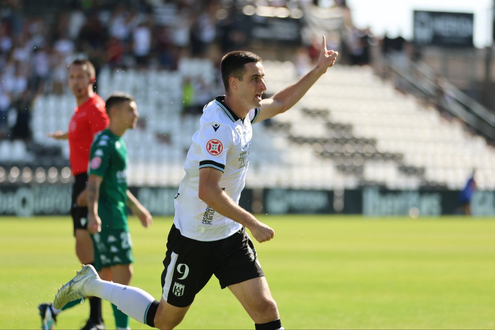 Álvaro García celebra un gol con el Mérida.