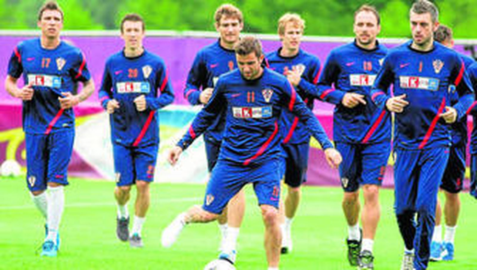 Los jugadores de Croacia realizan carrera continua durante un entrenamiento de esta semana.