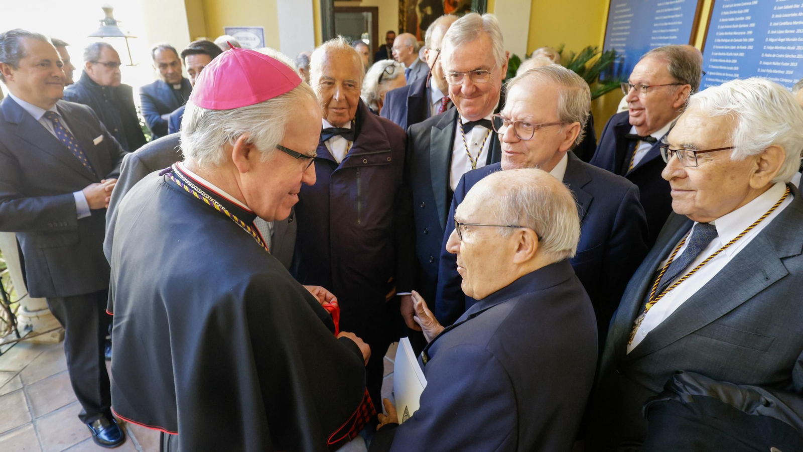 Las imágenes del ingreso como académico de Erudición en la academia de Medicina del arzobispo José Ángel Saiz Meneses