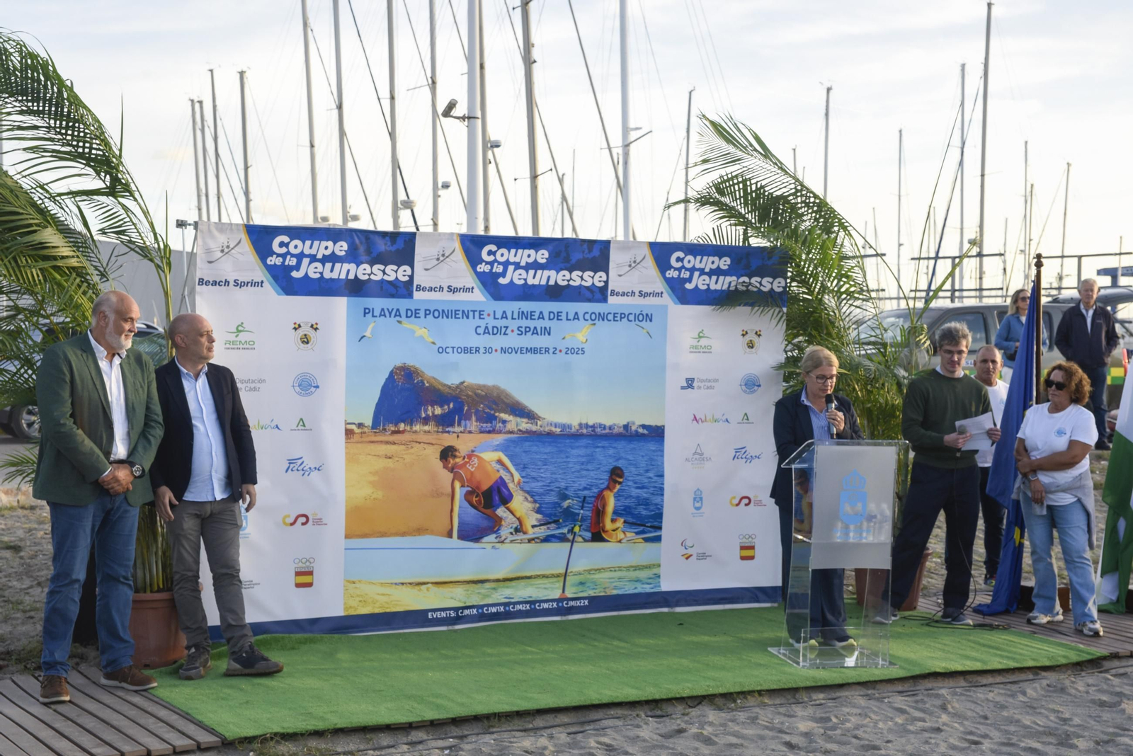 Las fotos del desfile de participantes de la Copa de la Juventud Europea de remo beach sprint de La Línea