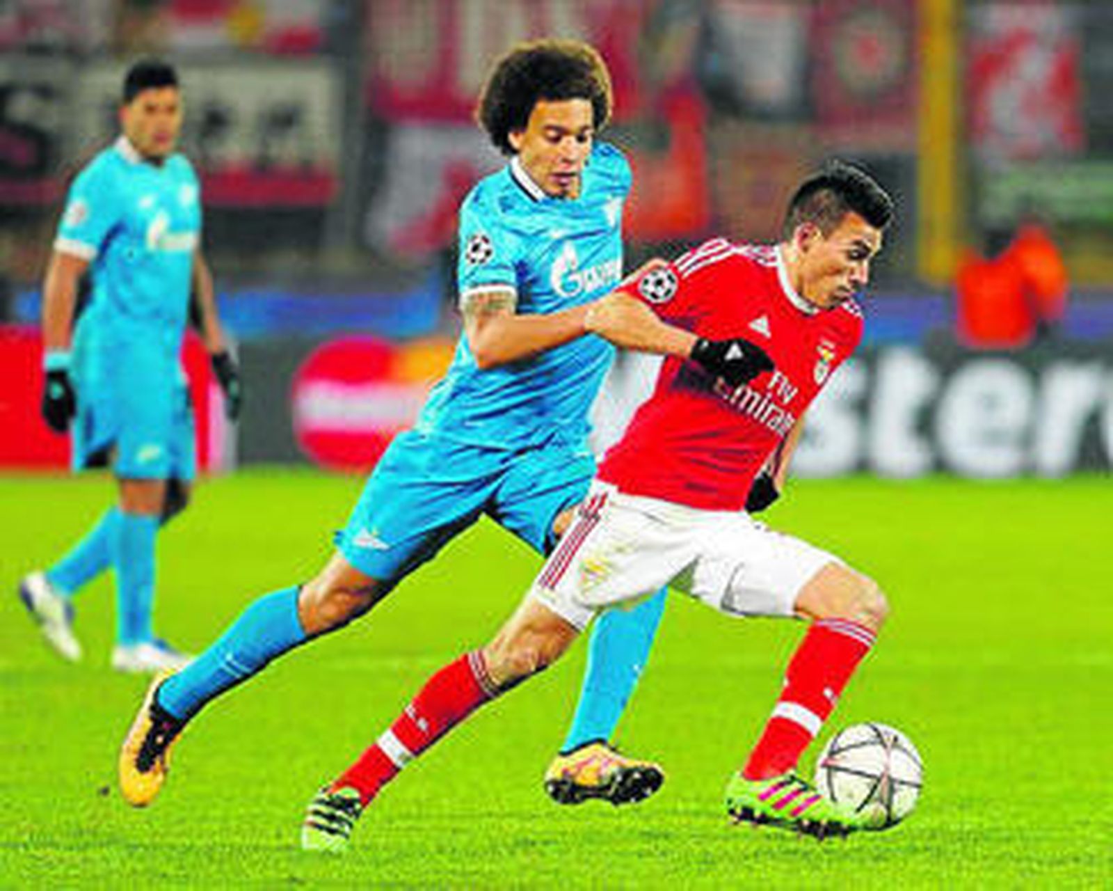 Gaitán se marcha de Witsel por el perfil izquierdo.