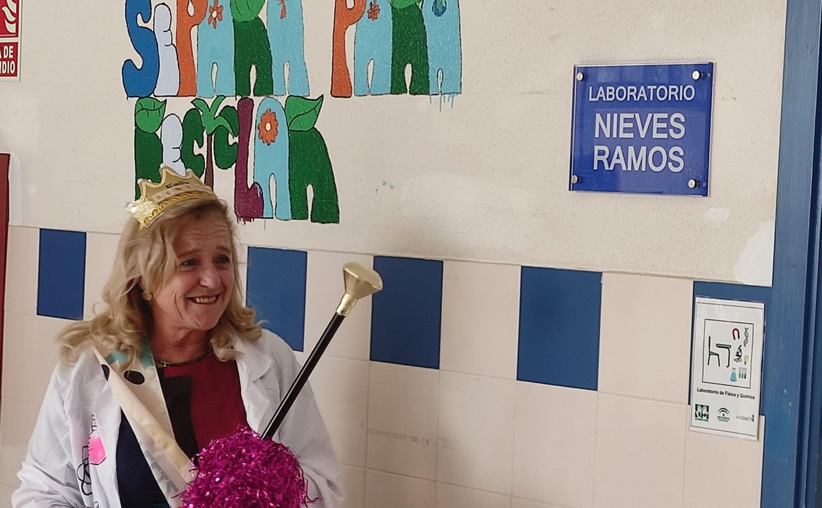Nieves Ramos, junto a la placa con su nombre en el laboratorio del IES Fernando Savater.