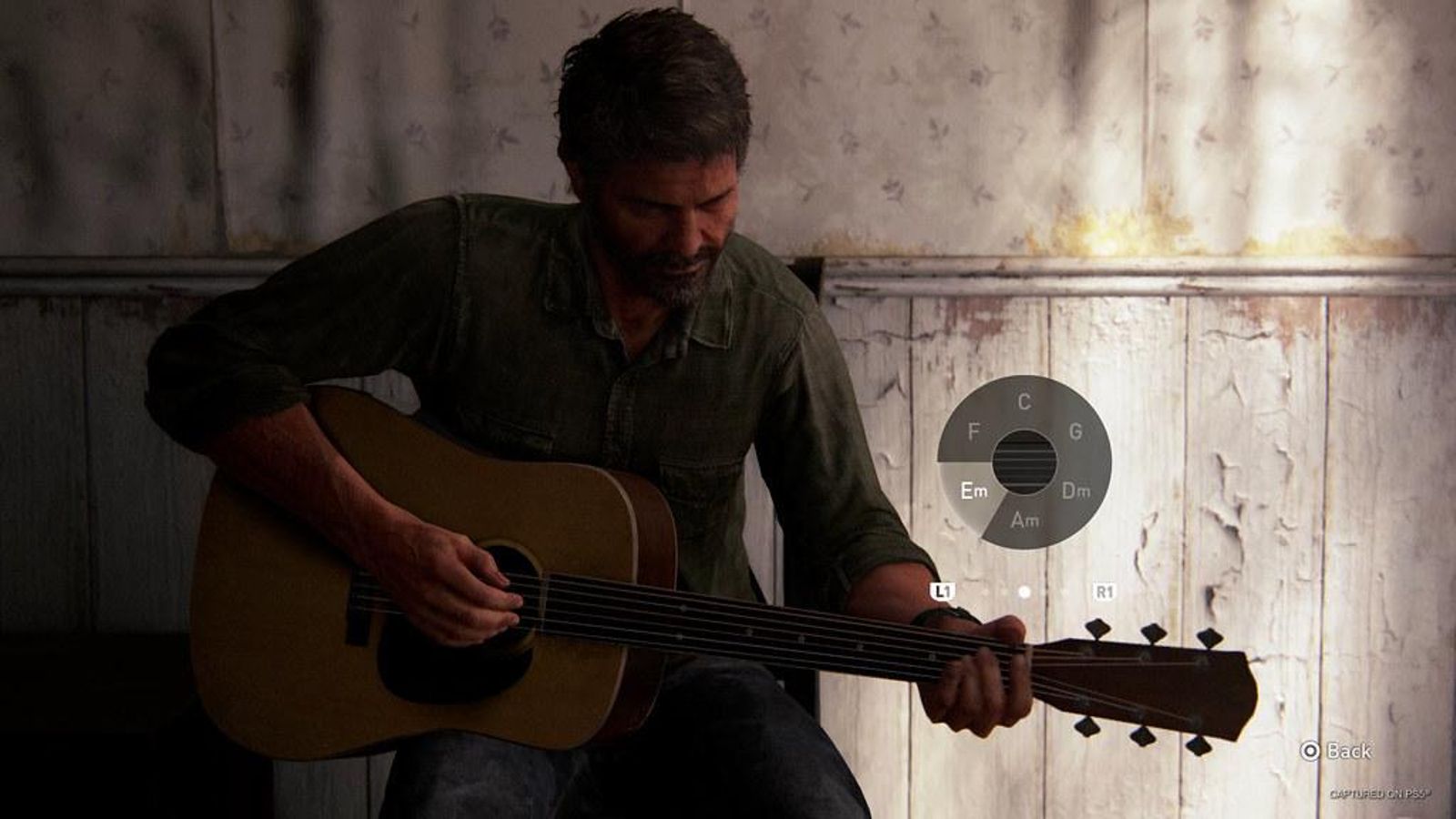 Tocar la guitarra es otro de los añadidos. Tocar la guitarra es otro de los añadidos.