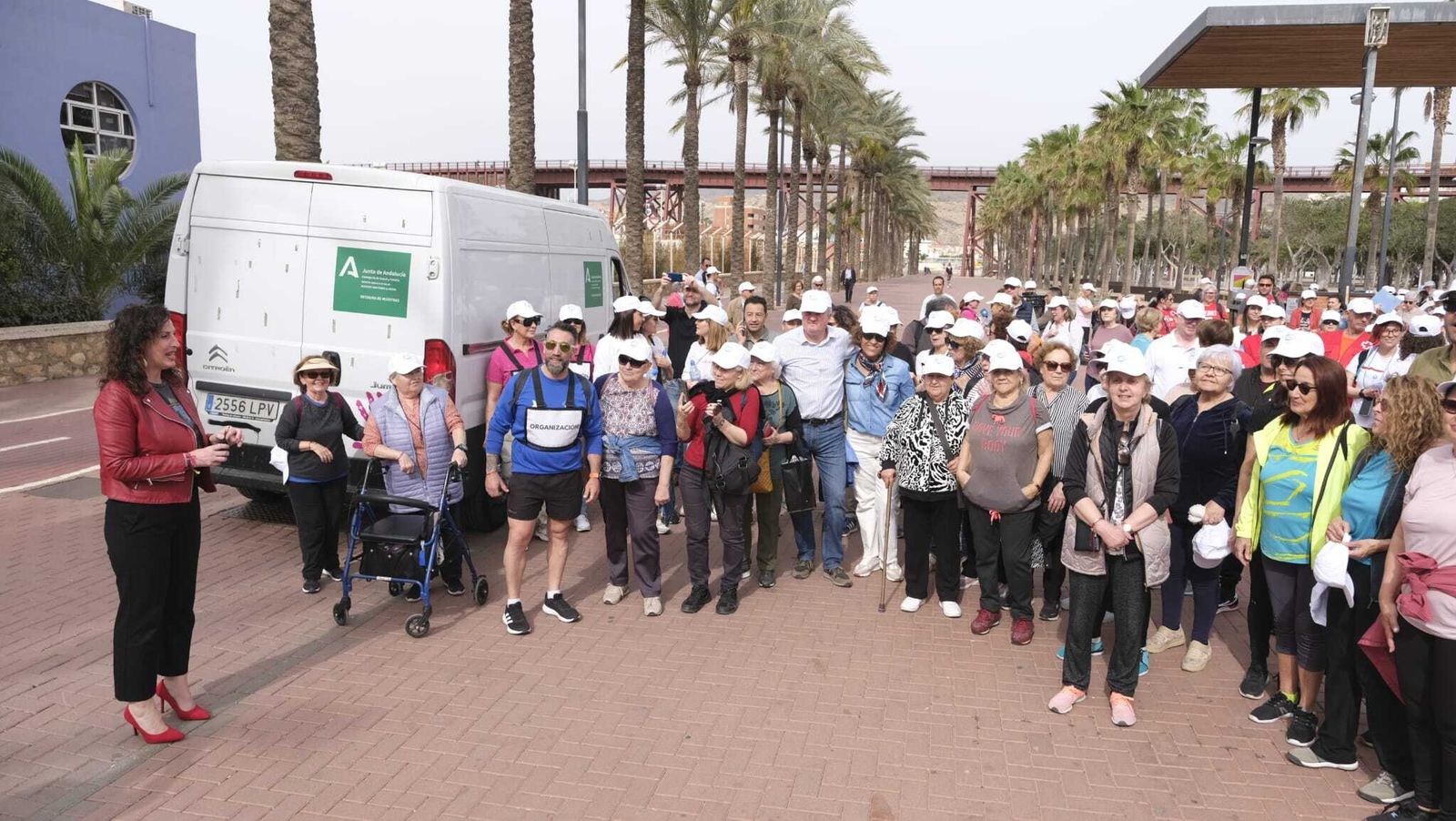 Inicio de la marcha que partió desde Las Almadrabillas y llegó hasta le desembocadura del Río Andarax para volver de nuevo al inicio de la actividad