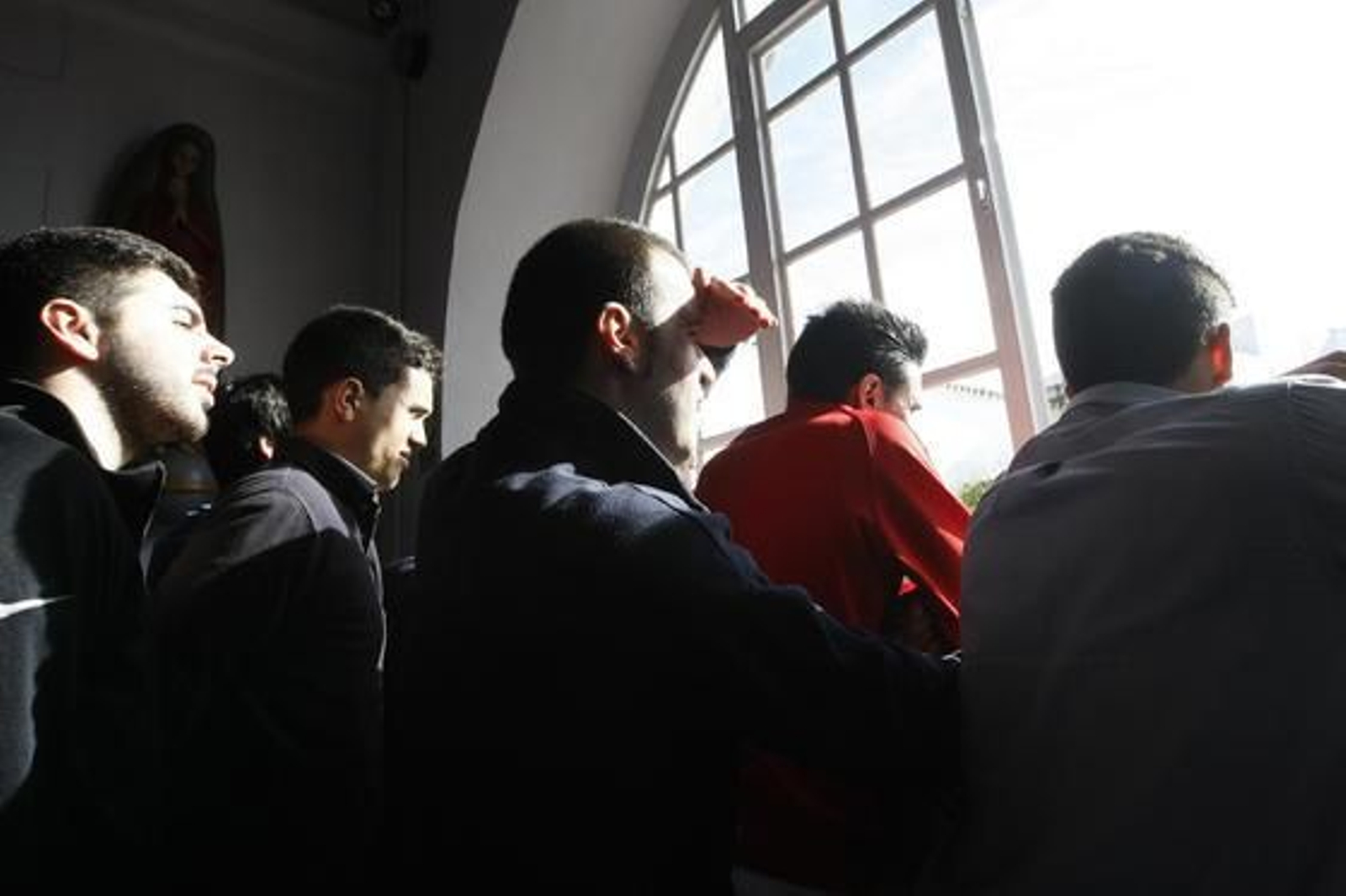 Costaleros de la Hermandad de Cristo Rey miran al cielo una vez que el chaparrón que les puso el corazón en un puño en torno a las cuatro y media de la tarde se fuera y dejara pasar  el sol.

Foto: Pascual