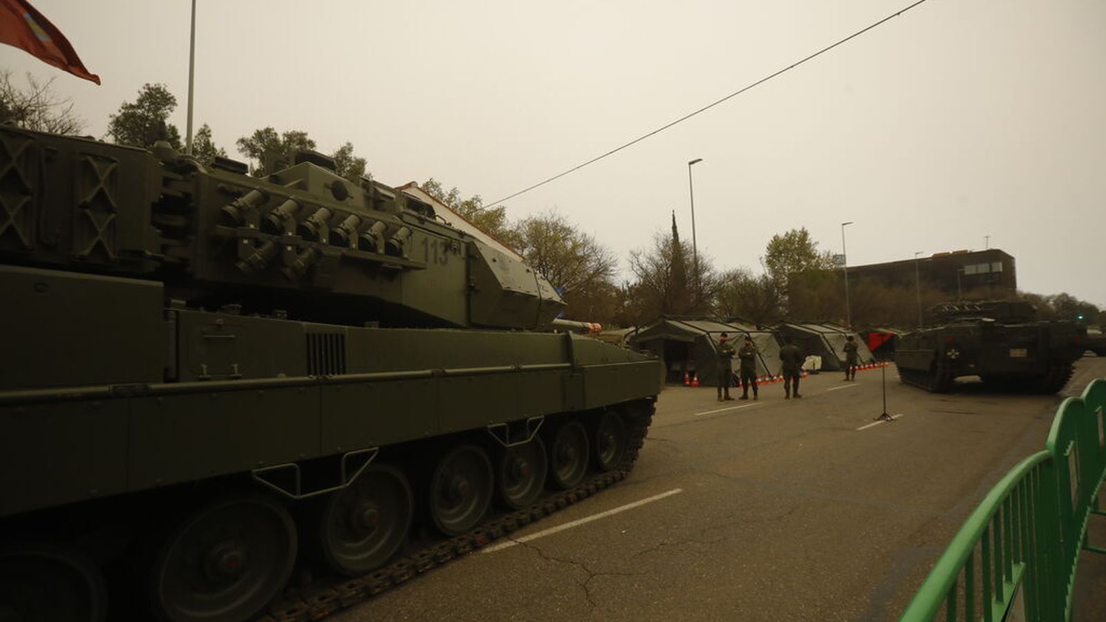 El carro de combate Leopardo (a la izda.) y el vehículo Pizarro (a la dcha.).