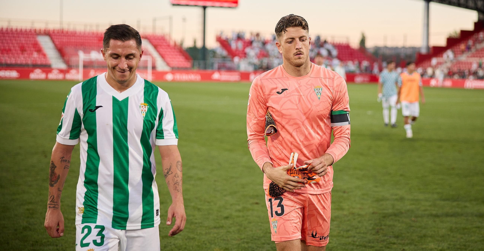 Carracedo y Carlos Marín, cabizbajos tras la derrota del Córdoba CF en Anduva ante el Mirandés.