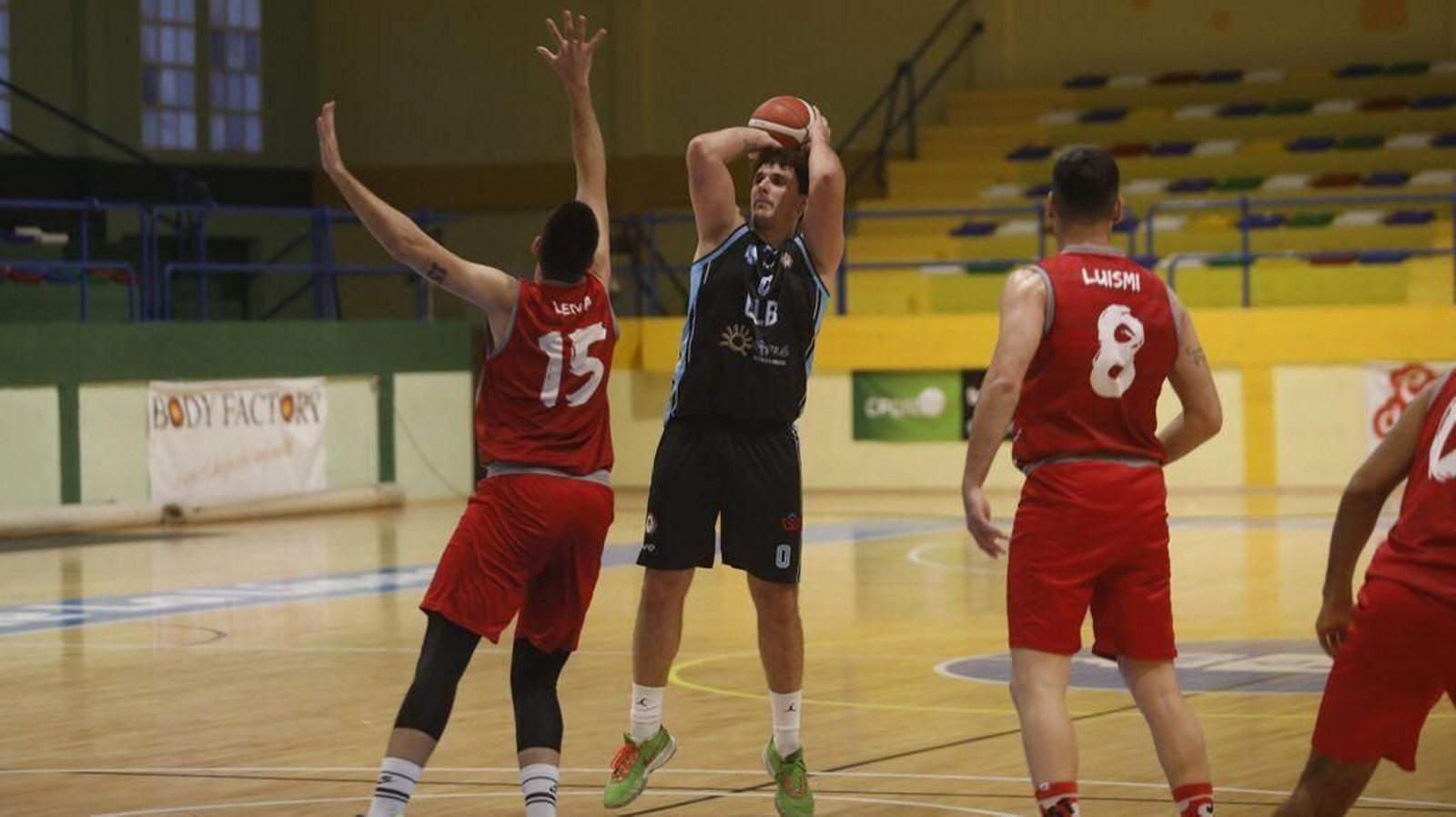 Álex Valor lanza a canasta en el ULB-El Pinar del pasado sábado