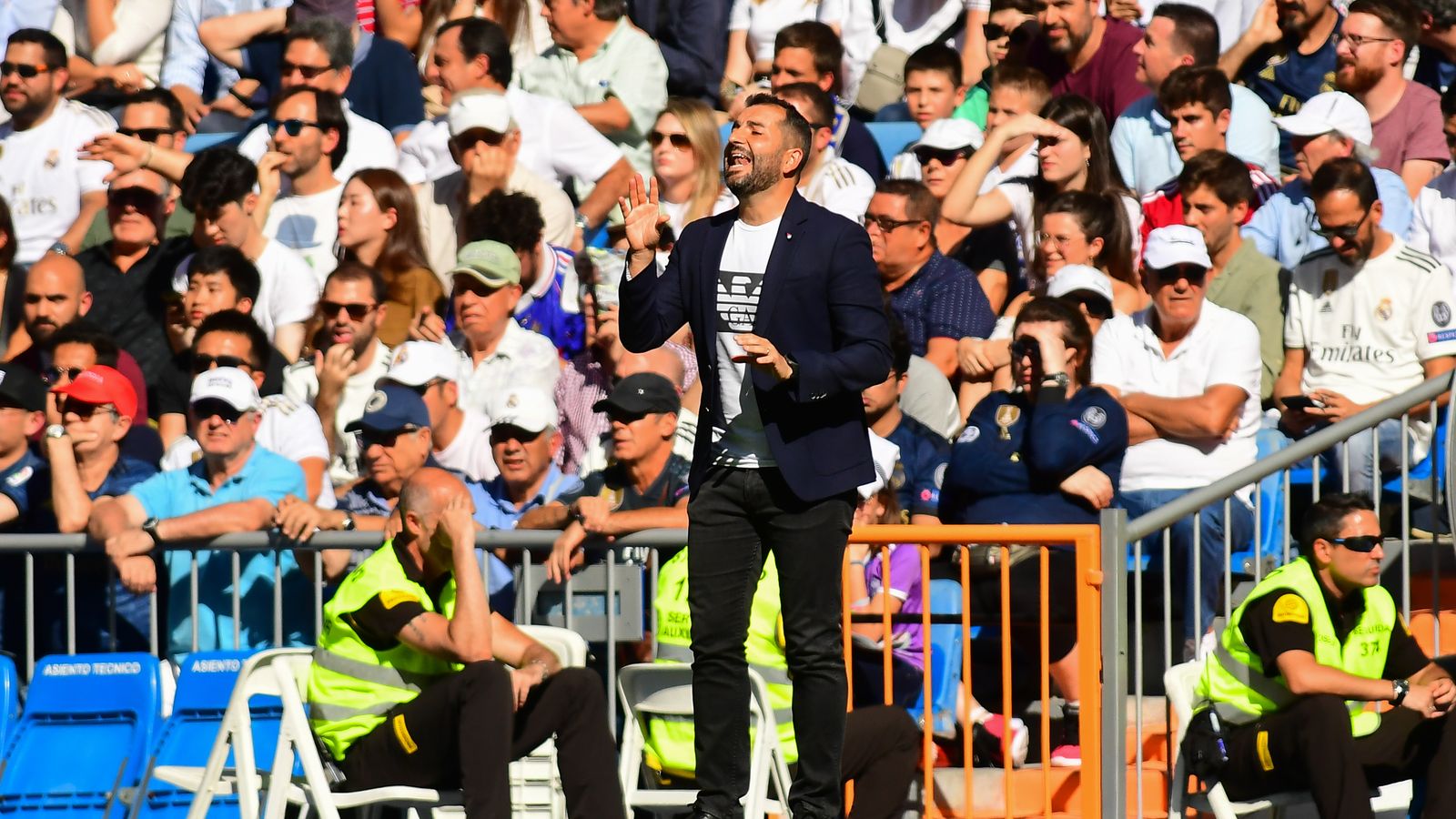 El técnico gallego da órdenes a sus jugadores durante la cita ante el Real Madrid.