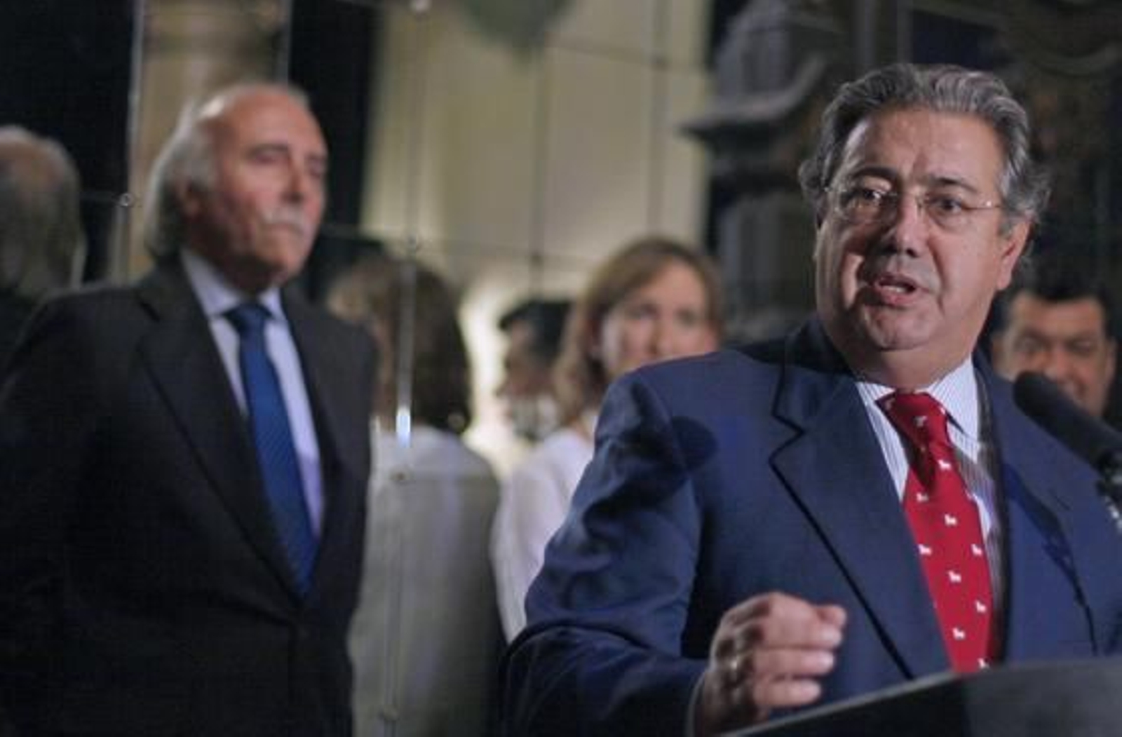 Zoido lamenta que Griñán "no se dé por aludido" ante la crisis y la corrupción