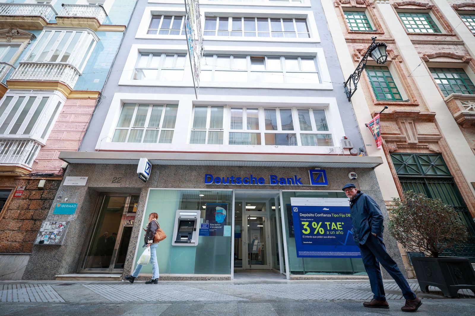 Fachada del local de la calle Ancha que se pone a la venta.