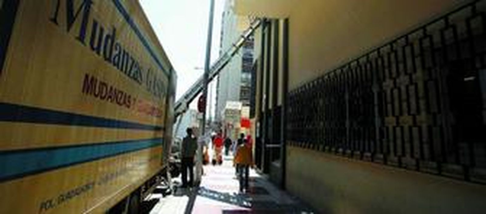 Un camión de mudanzas, ayer, en la puerta de la Jefatura Provincial de Tráfico, en calle Mauricio Moro.