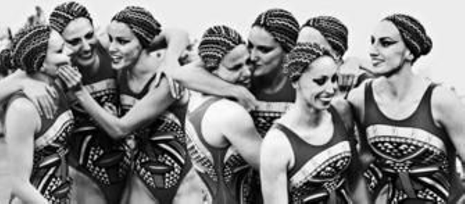 Las componentes del equipo español celebran la medalla de plata obtenida en la modalidad de conjuntos de natación sincronizada.