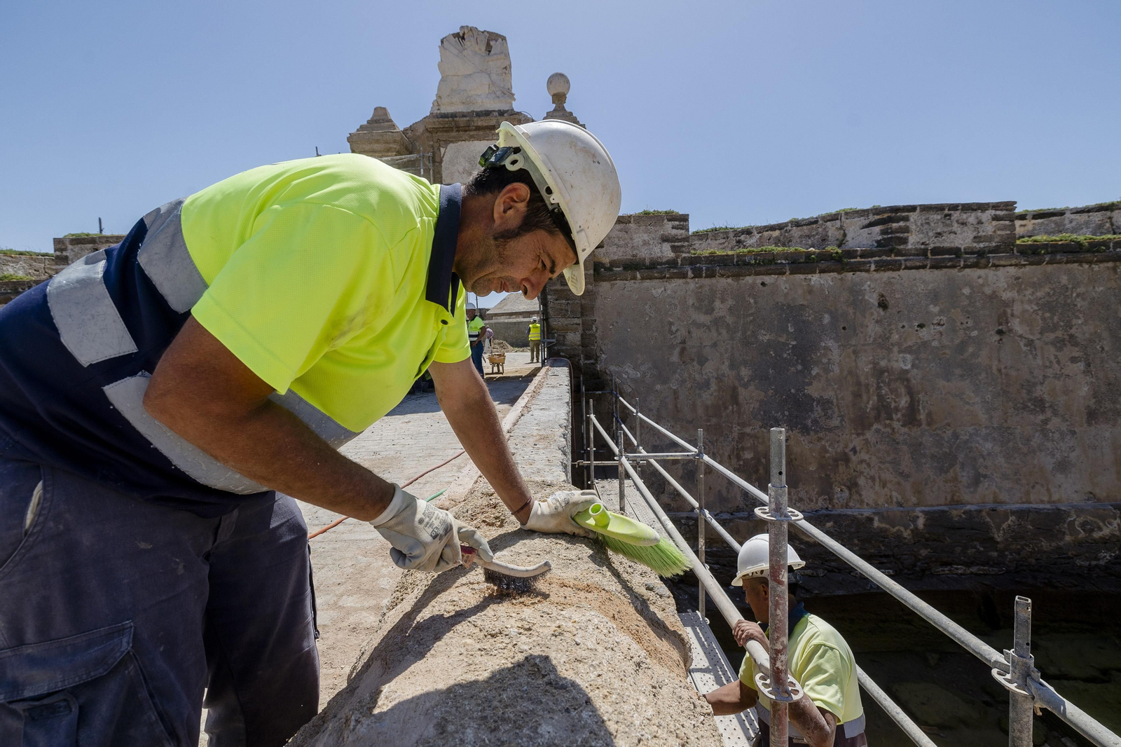 Imágenes de las obras de rehabilitación en el recinto interior del castillo de San Sebastián.