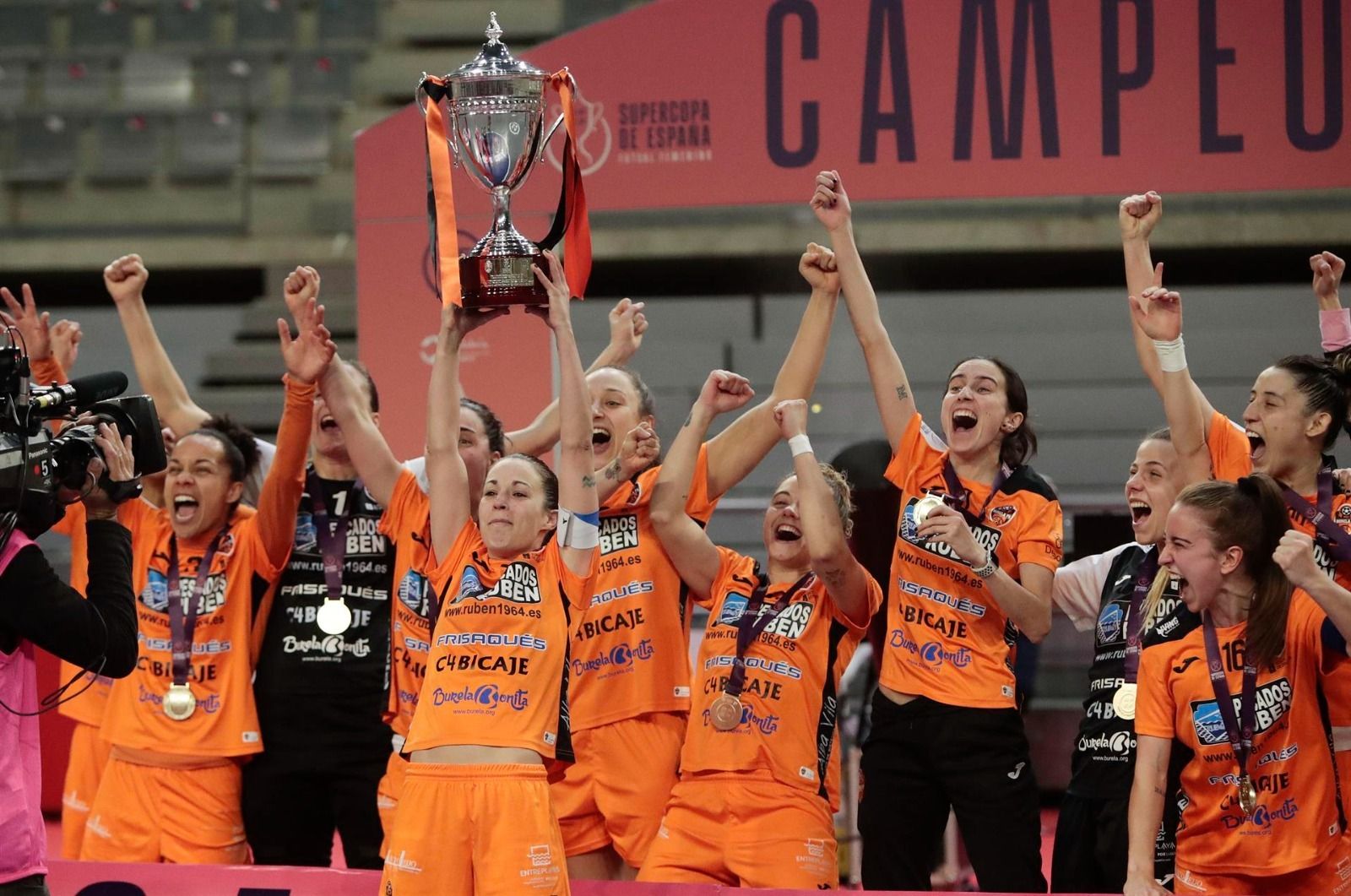 Peque, captina del Burela, levanta la Supercopa de España en el Palacio de Deportes.